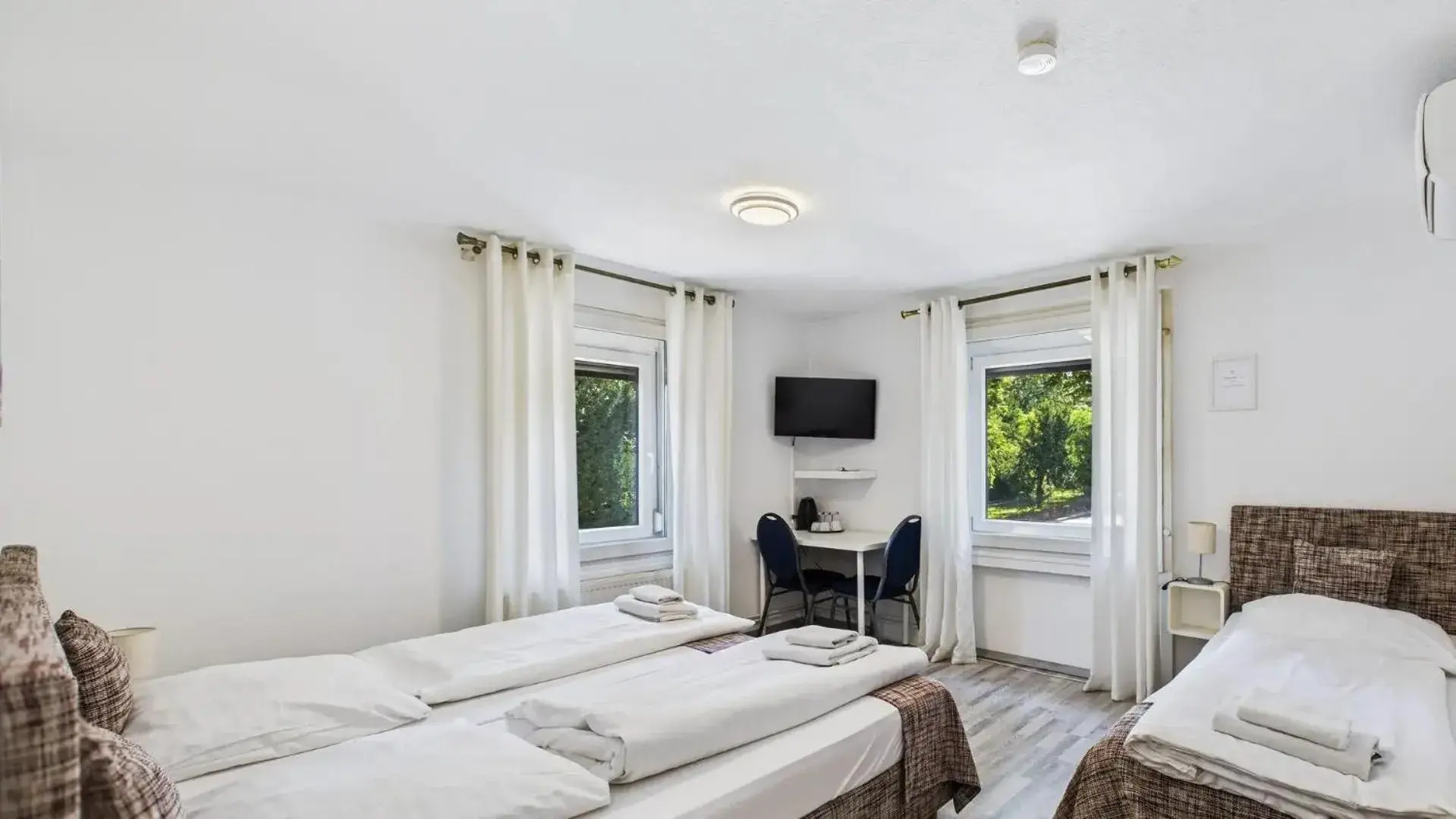 Triple Room in City Hotel Triple Room in City Hotel