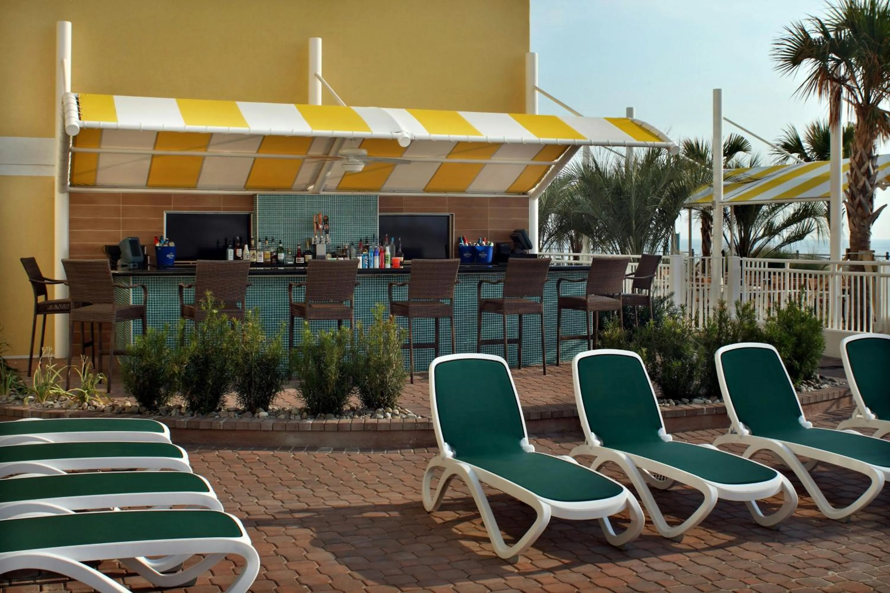 Lounge or bar in Sheraton Oceanfront Hotel