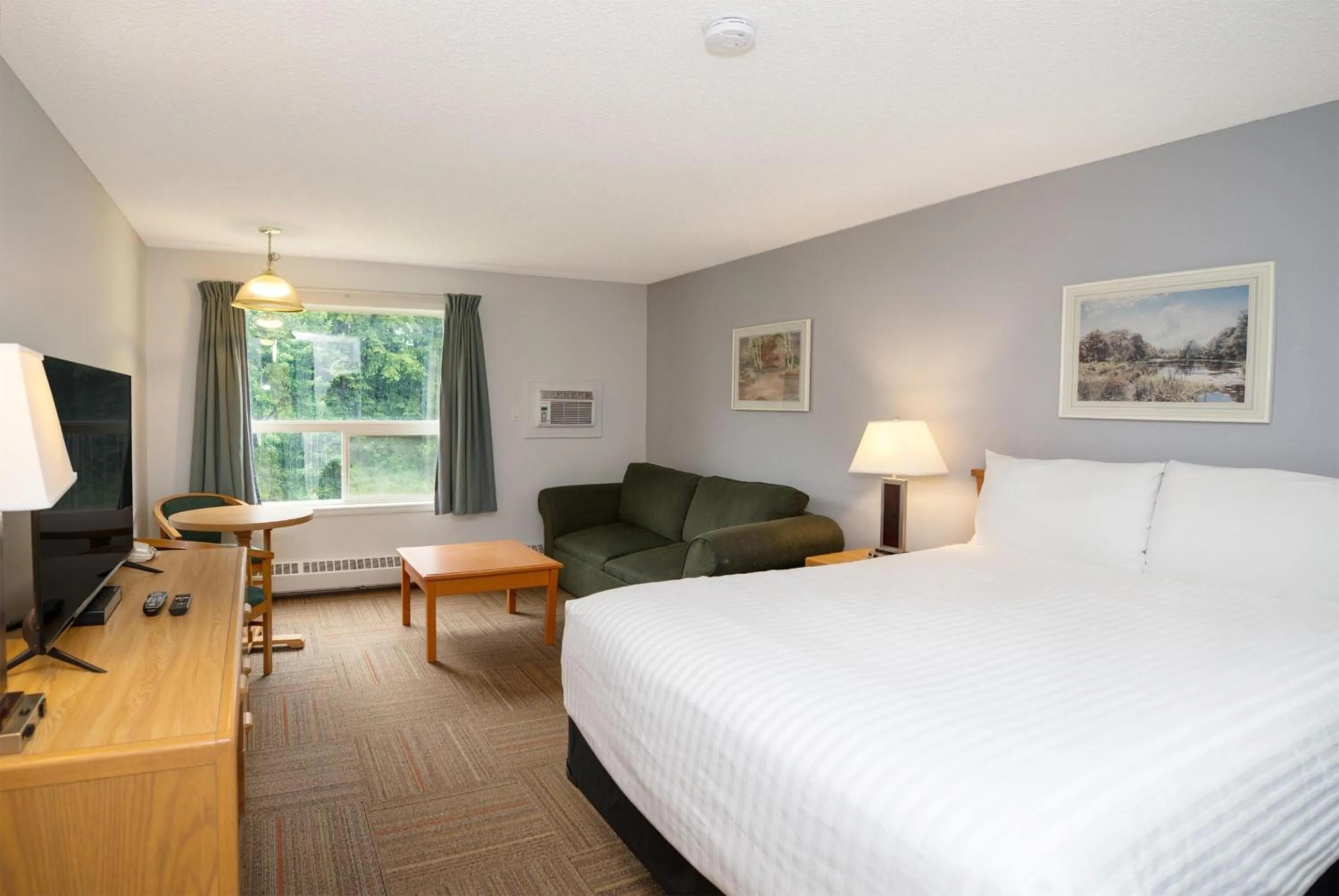 Bedroom, Bed in Coast Hinton Hotel