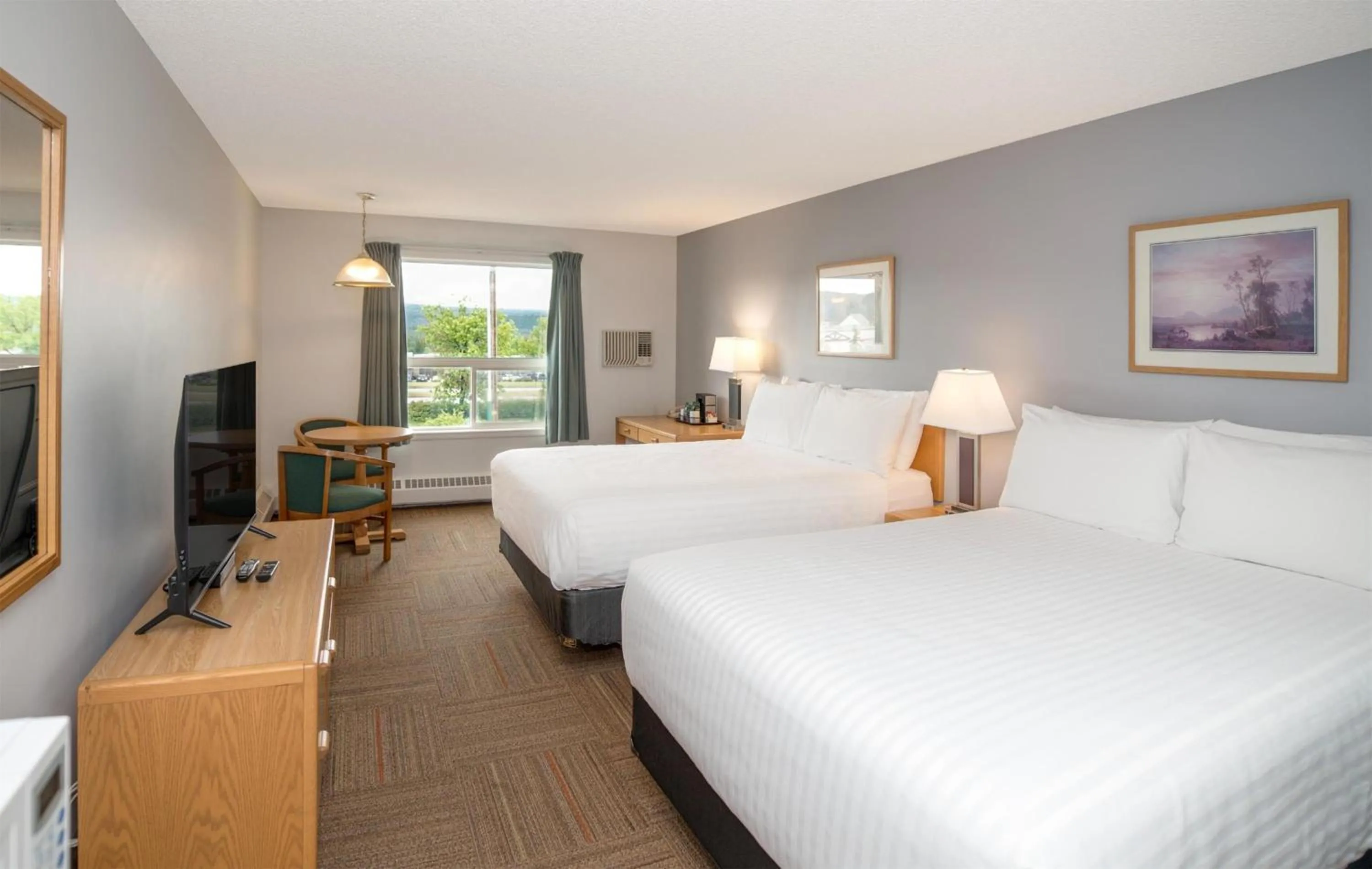 Bedroom, Bed in Coast Hinton Hotel