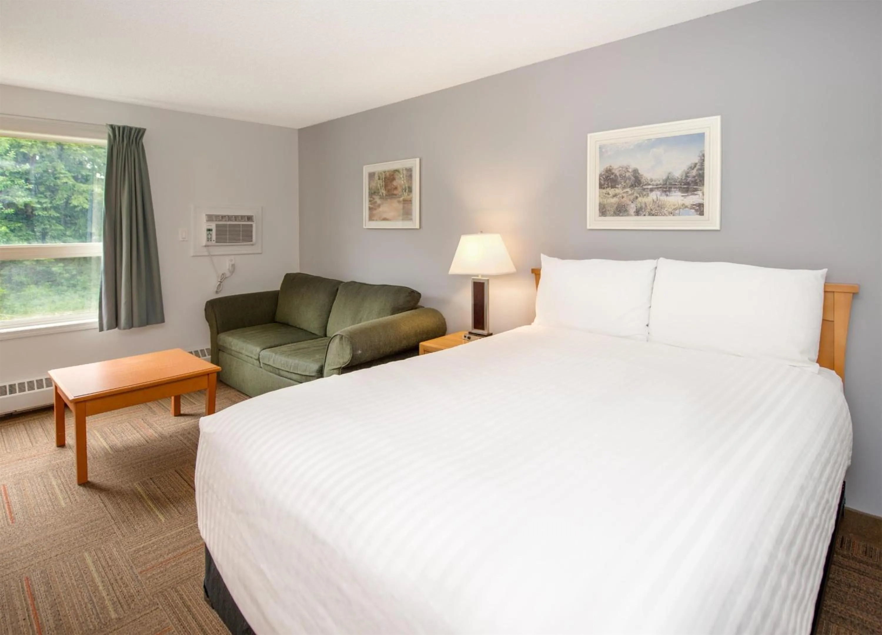 Bedroom, Bed in Coast Hinton Hotel