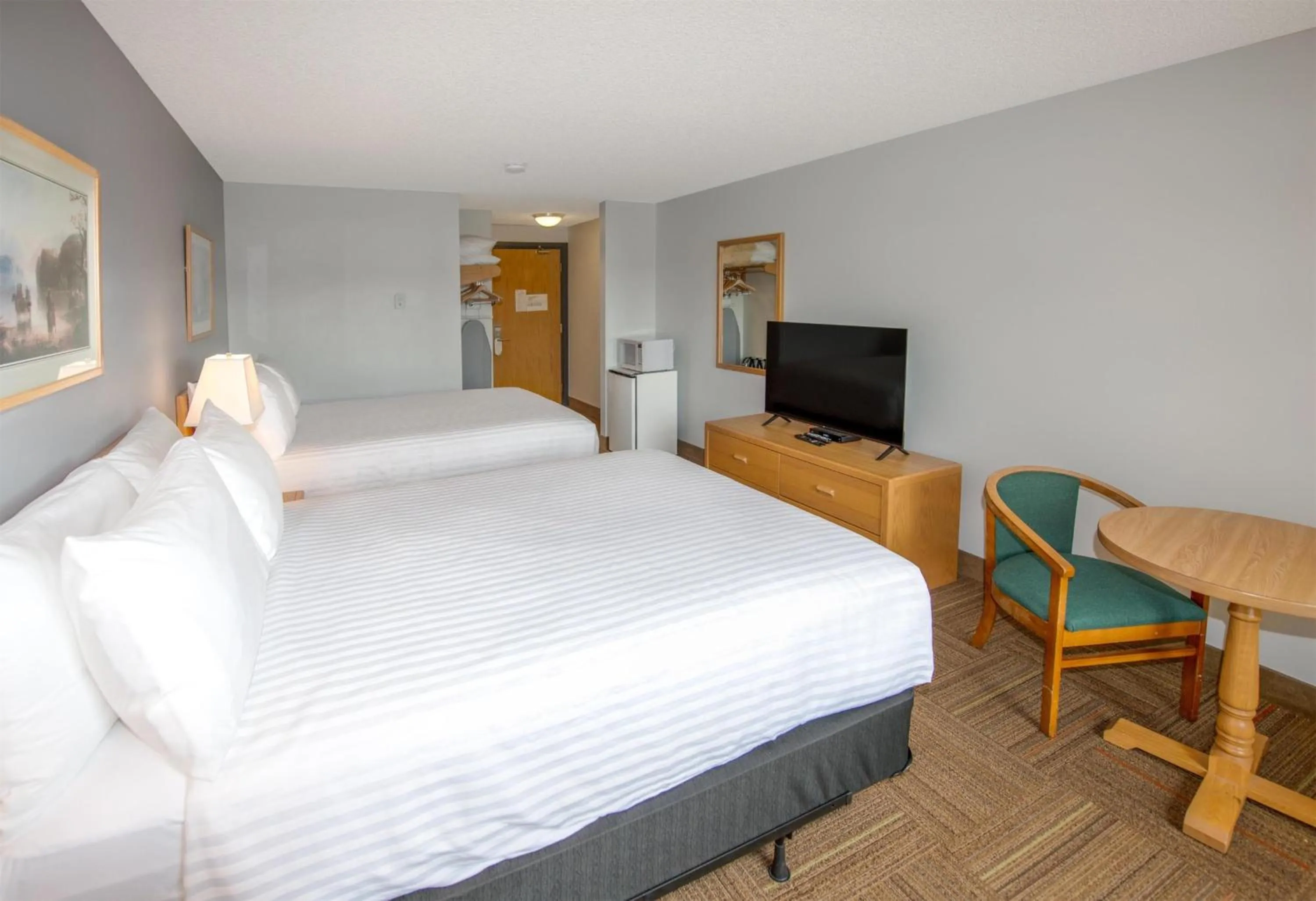 Bedroom, Bed in Coast Hinton Hotel