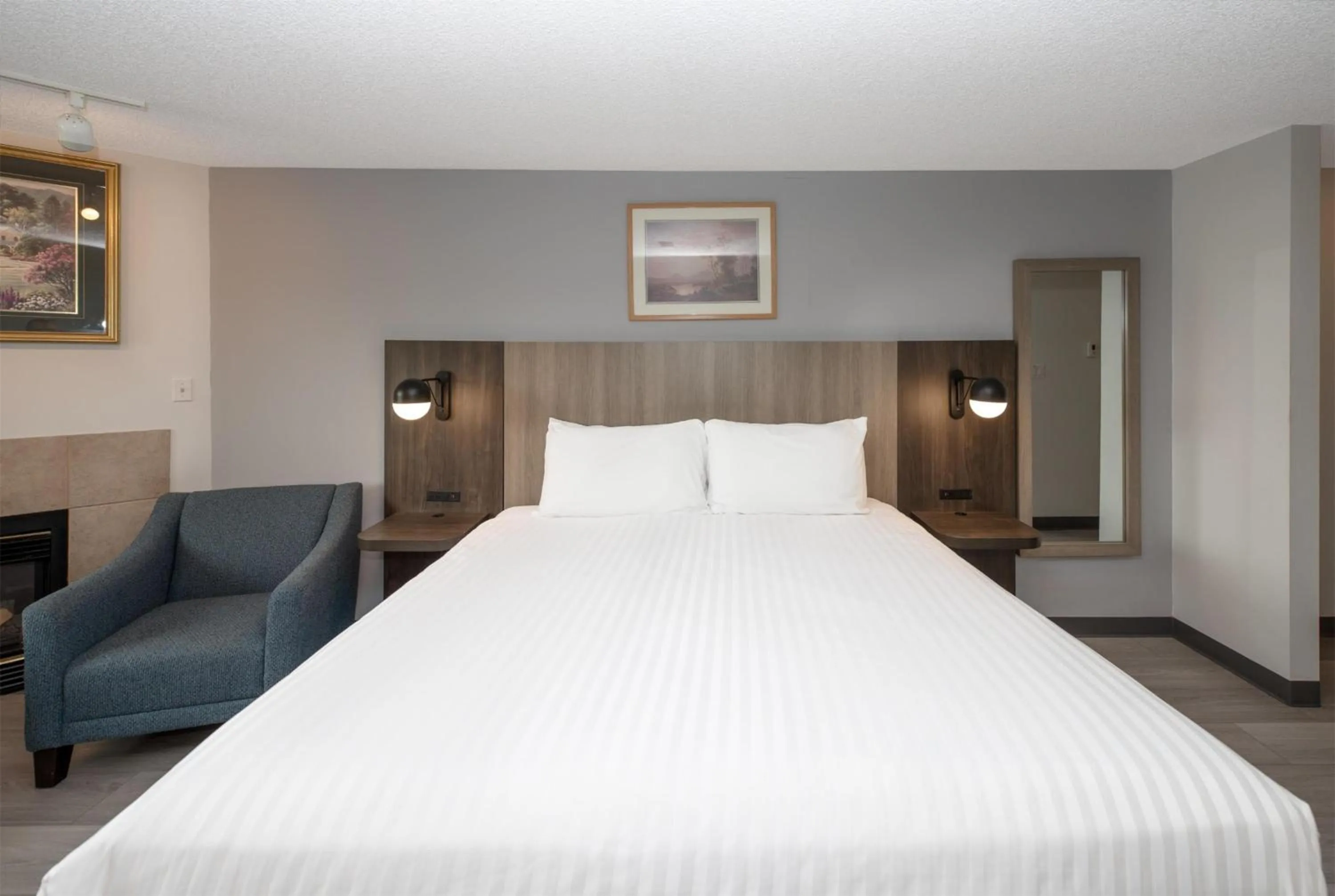 Photo of the whole room, Bed in Coast Hinton Hotel