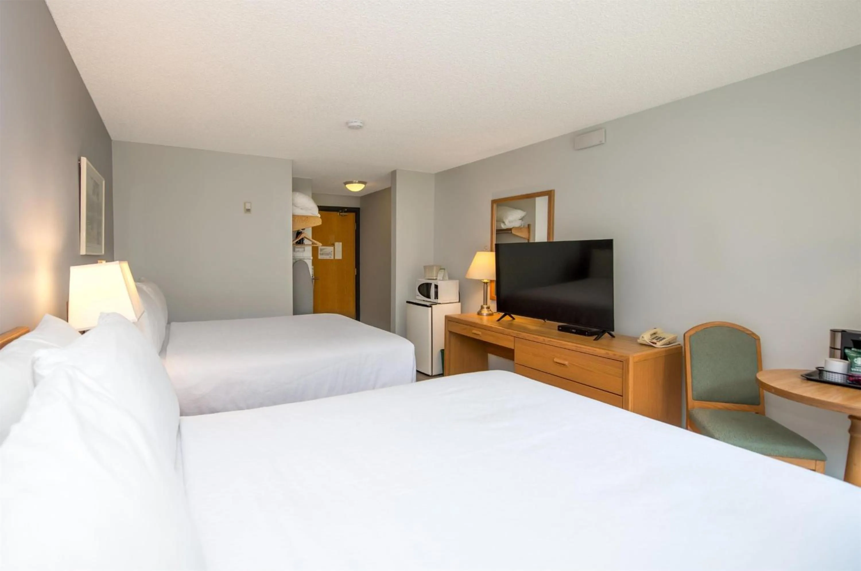 Bedroom, Bed in Coast Hinton Hotel