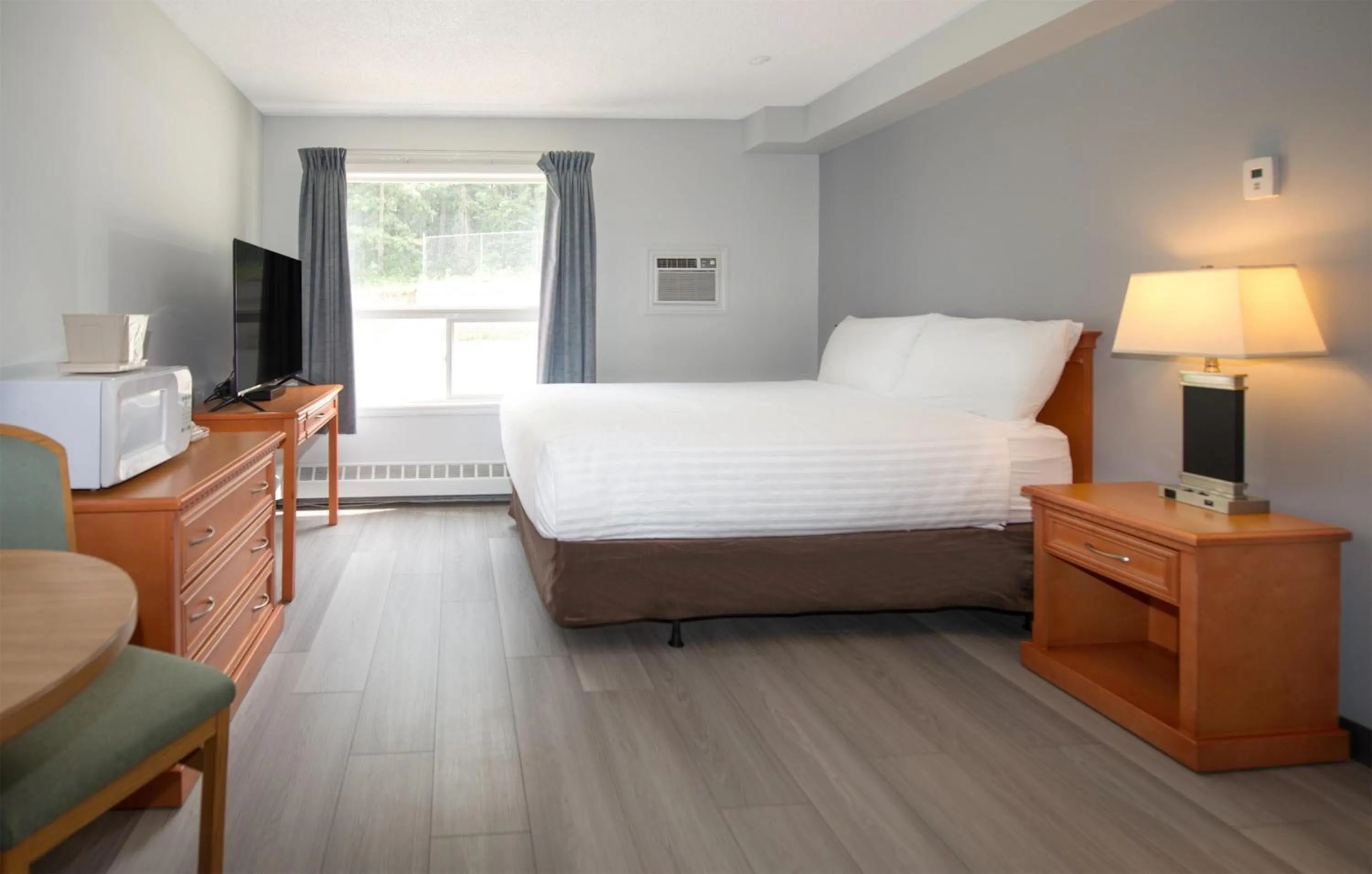 Bedroom, Bed in Coast Hinton Hotel