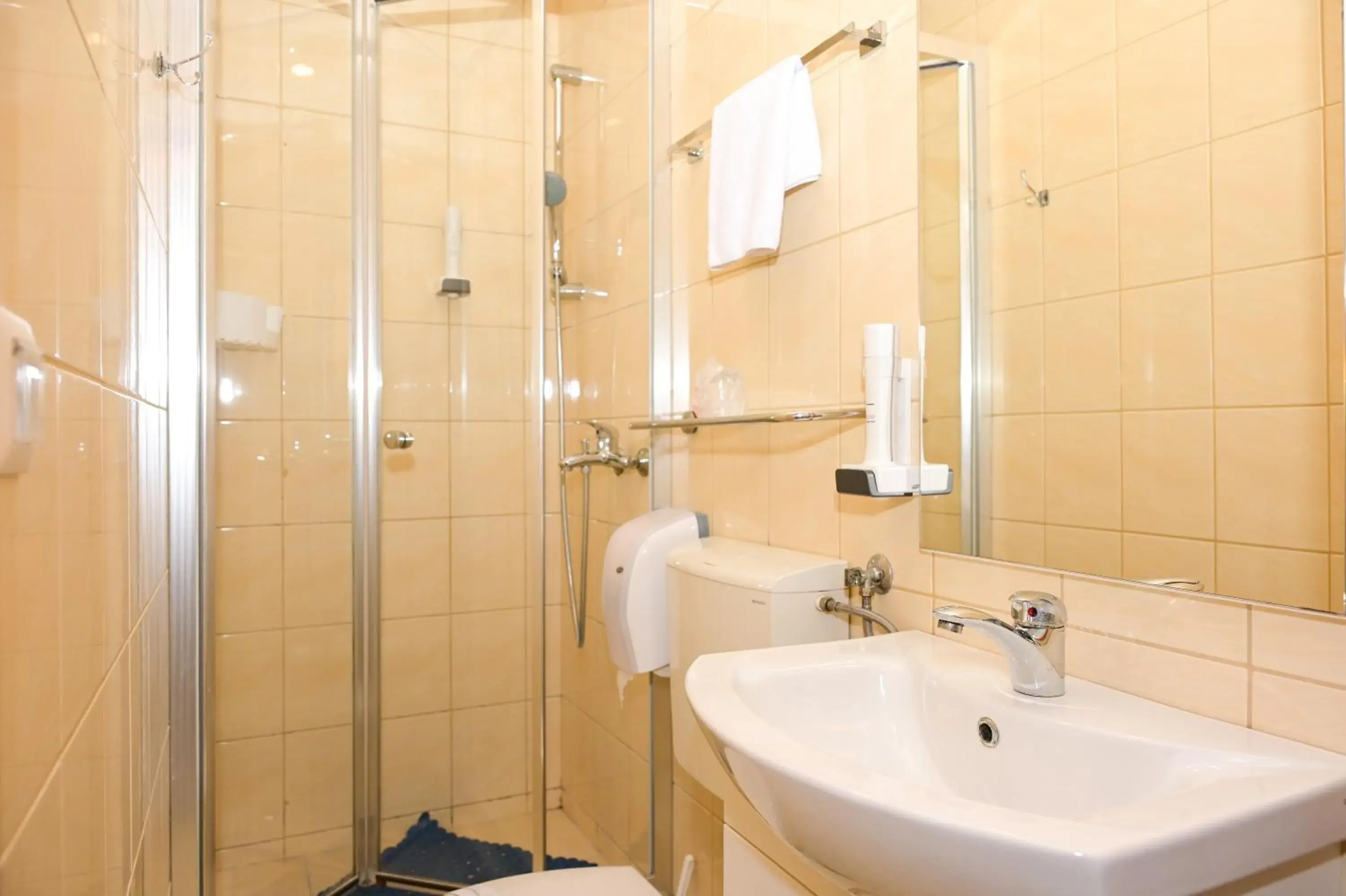 Single Room with Lake View - single occupancy in Motel Plaza Single Room with Lake View - single occupancy in Motel Plaza