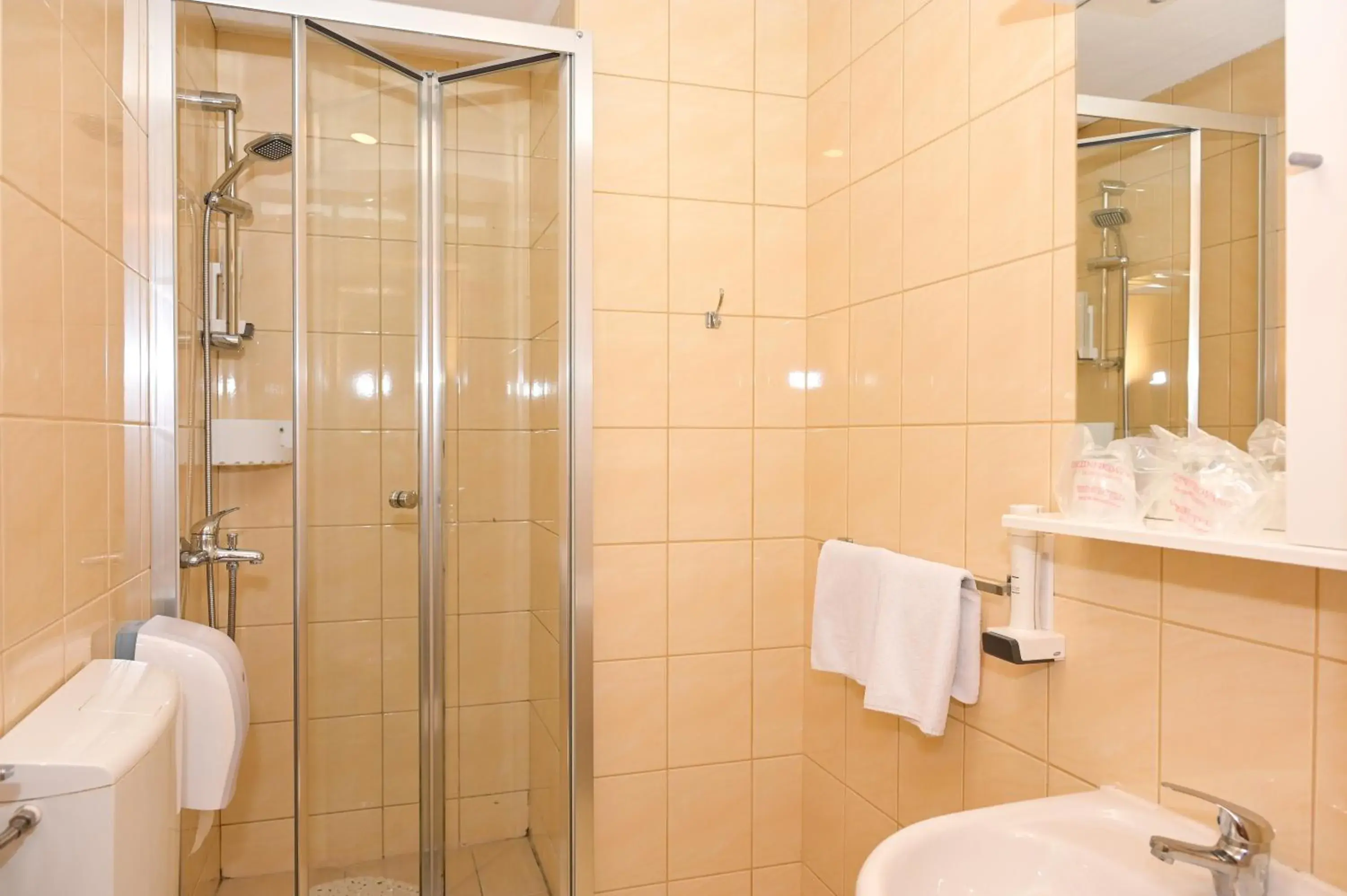 Deluxe Double Room (2 Adults + 1 Child) in Motel Plaza Deluxe Double Room (2 Adults + 1 Child) in Motel Plaza