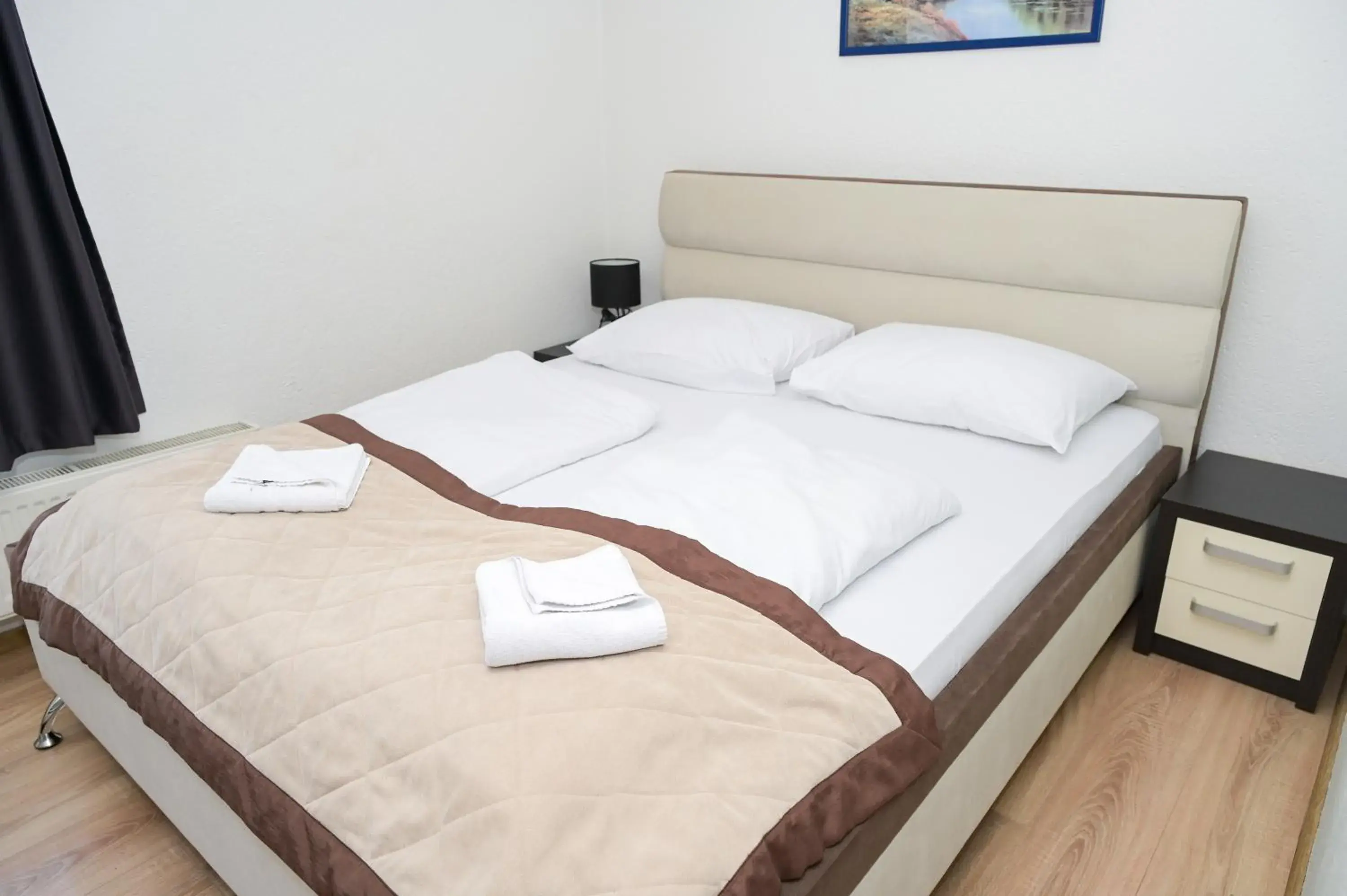 Deluxe Double or Twin Room with Lake View in Motel Plaza Deluxe Double or Twin Room with Lake View in Motel Plaza