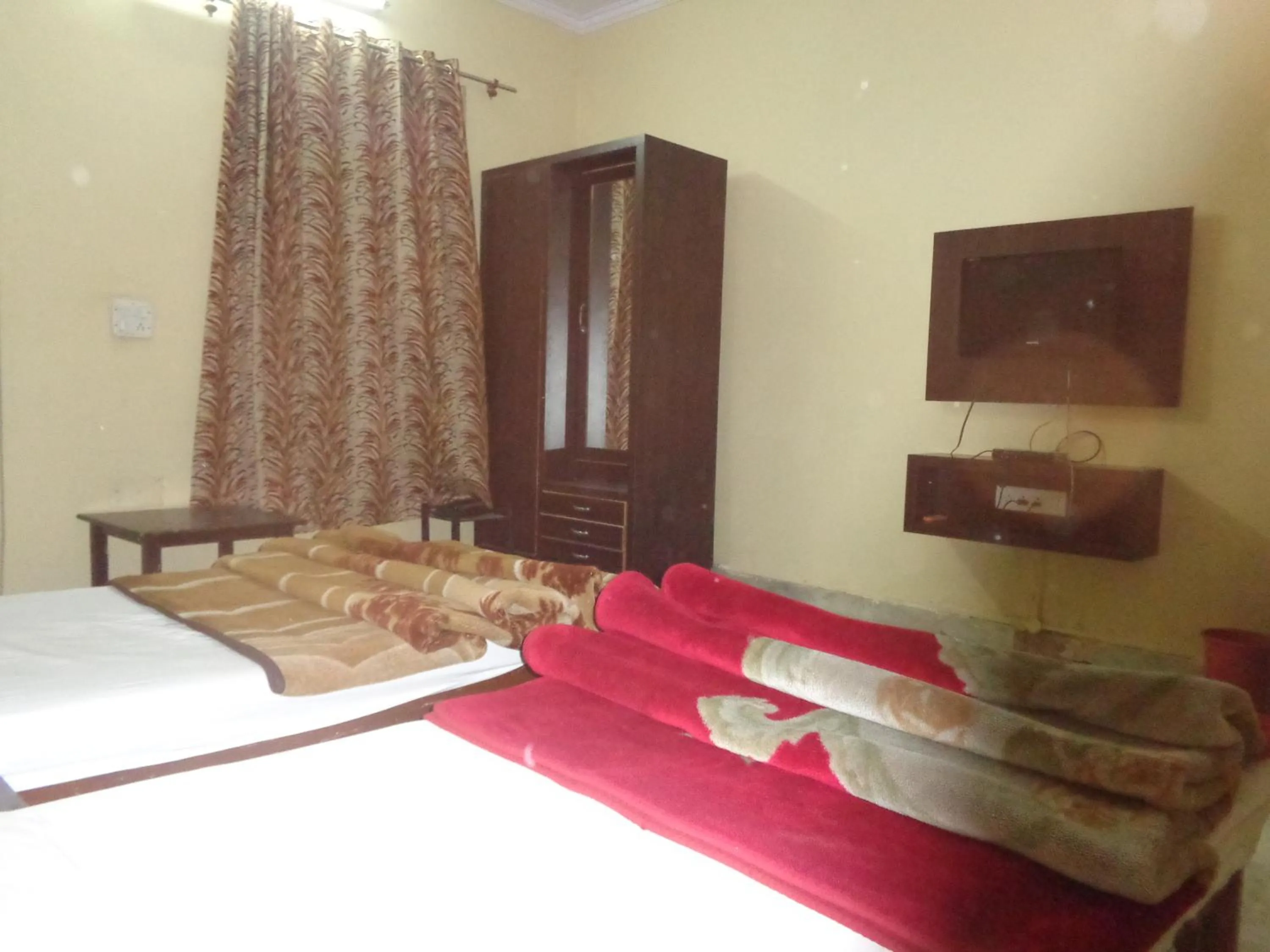 Photo of the whole room, Bed in Hotel Maharana Palace