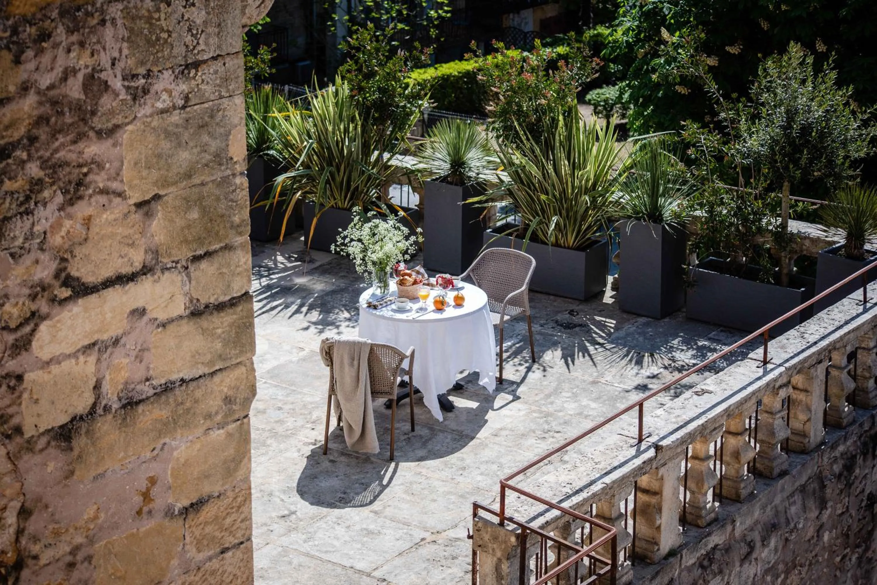 Patio in Hôtel de Bouilhac
