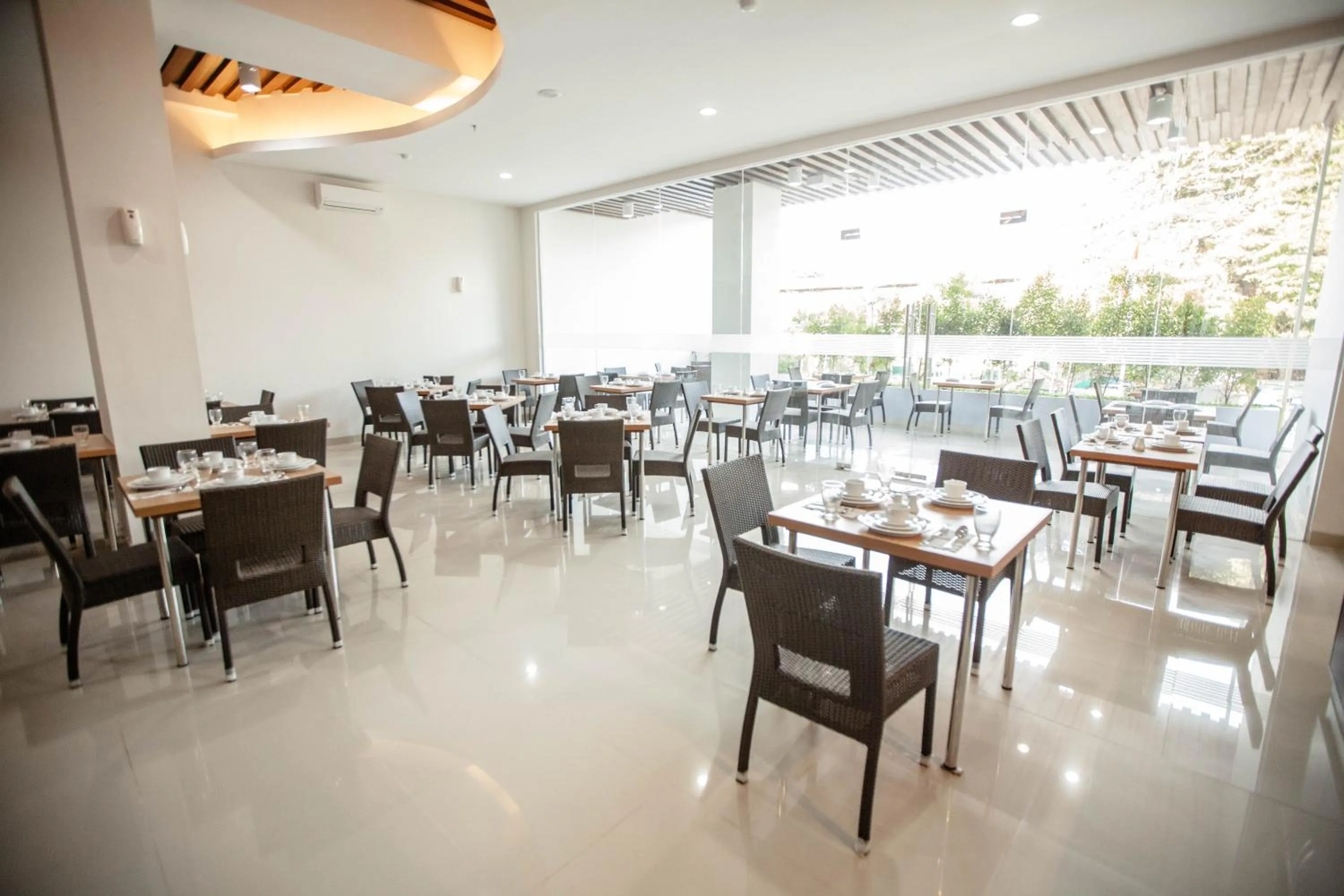 Restaurant/places to eat in Whiz Prime Hotel Sudirman Makassar
