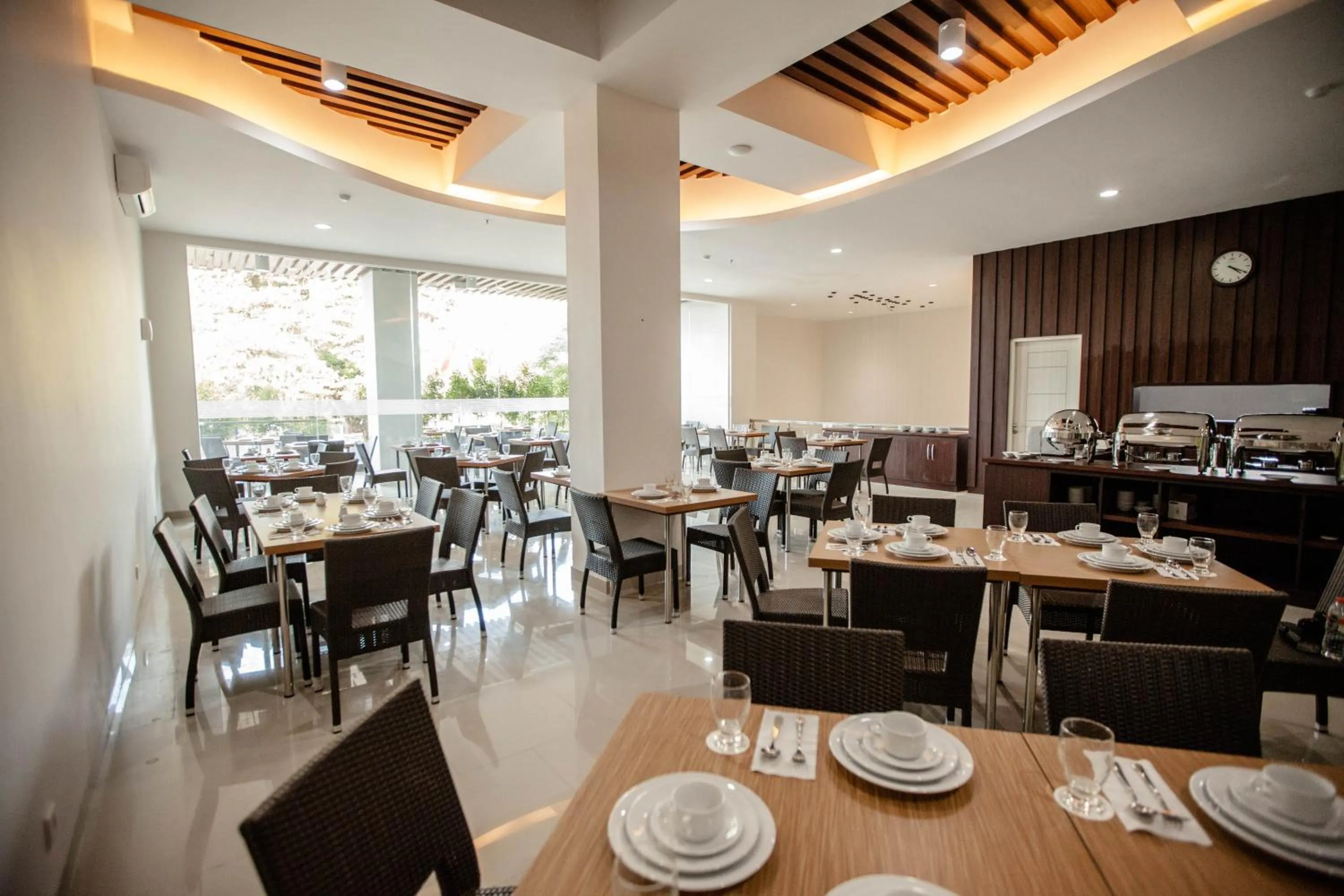 Restaurant/places to eat in Whiz Prime Hotel Sudirman Makassar