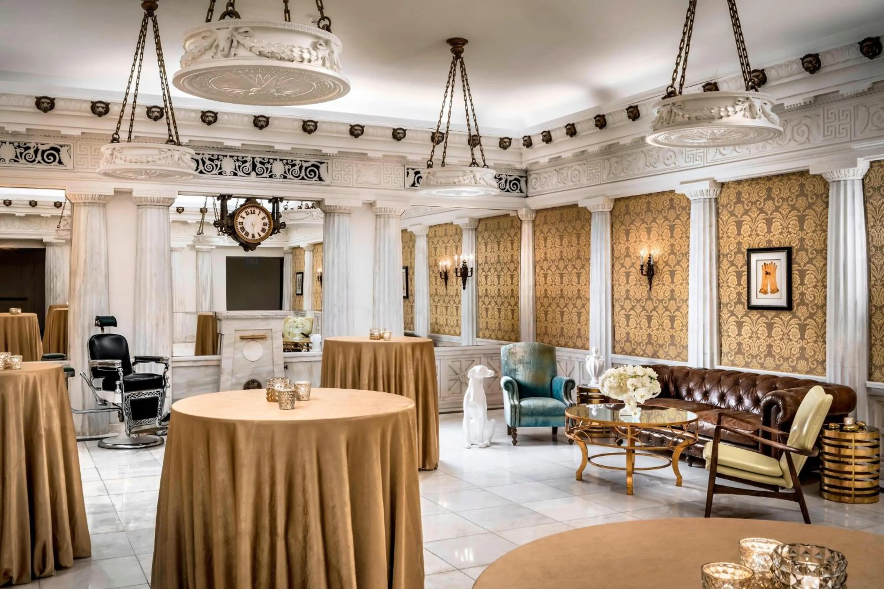 Lounge or bar in The Blackstone, Autograph Collection