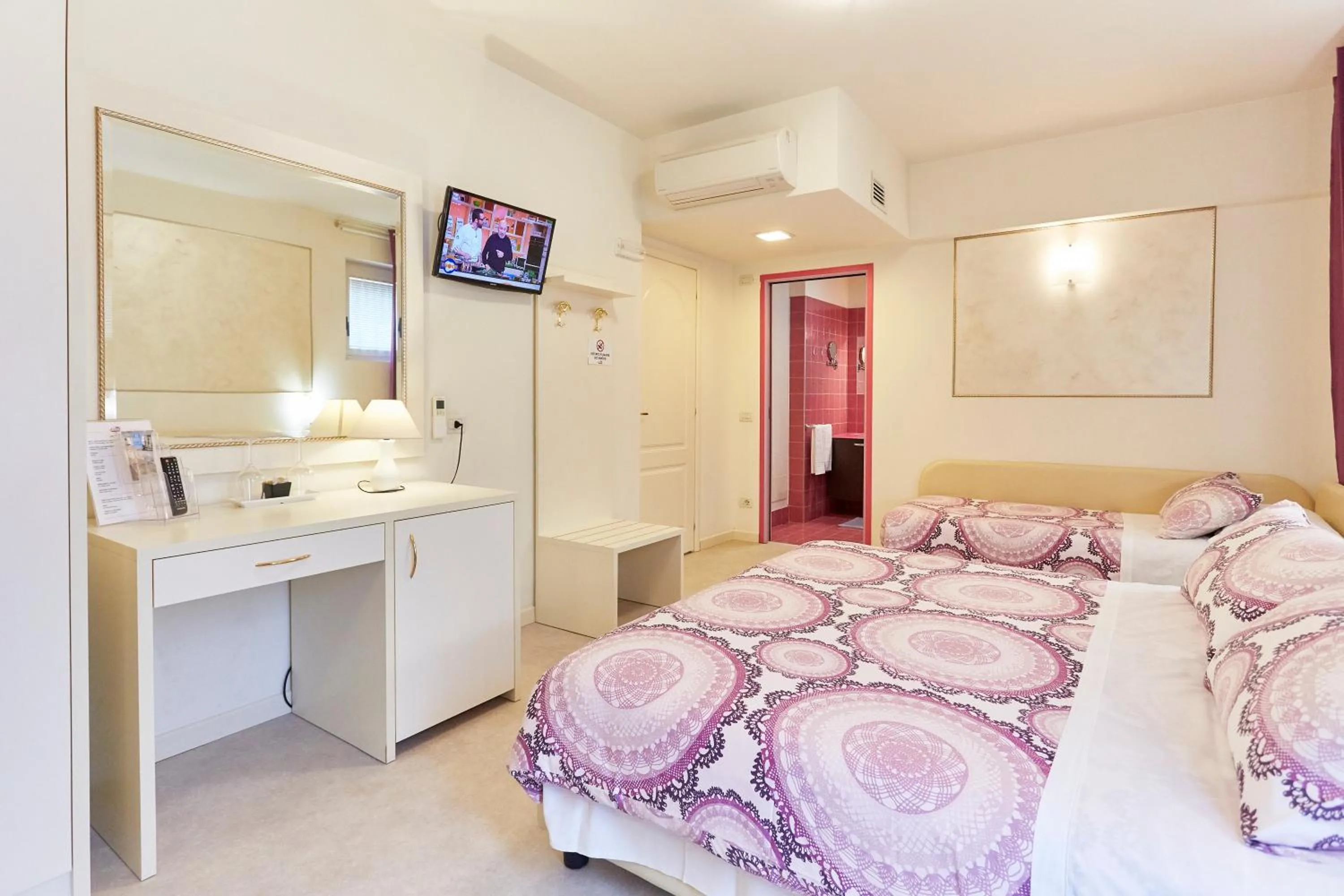 Photo of the whole room, Bed in HOTEL Villa Lilla