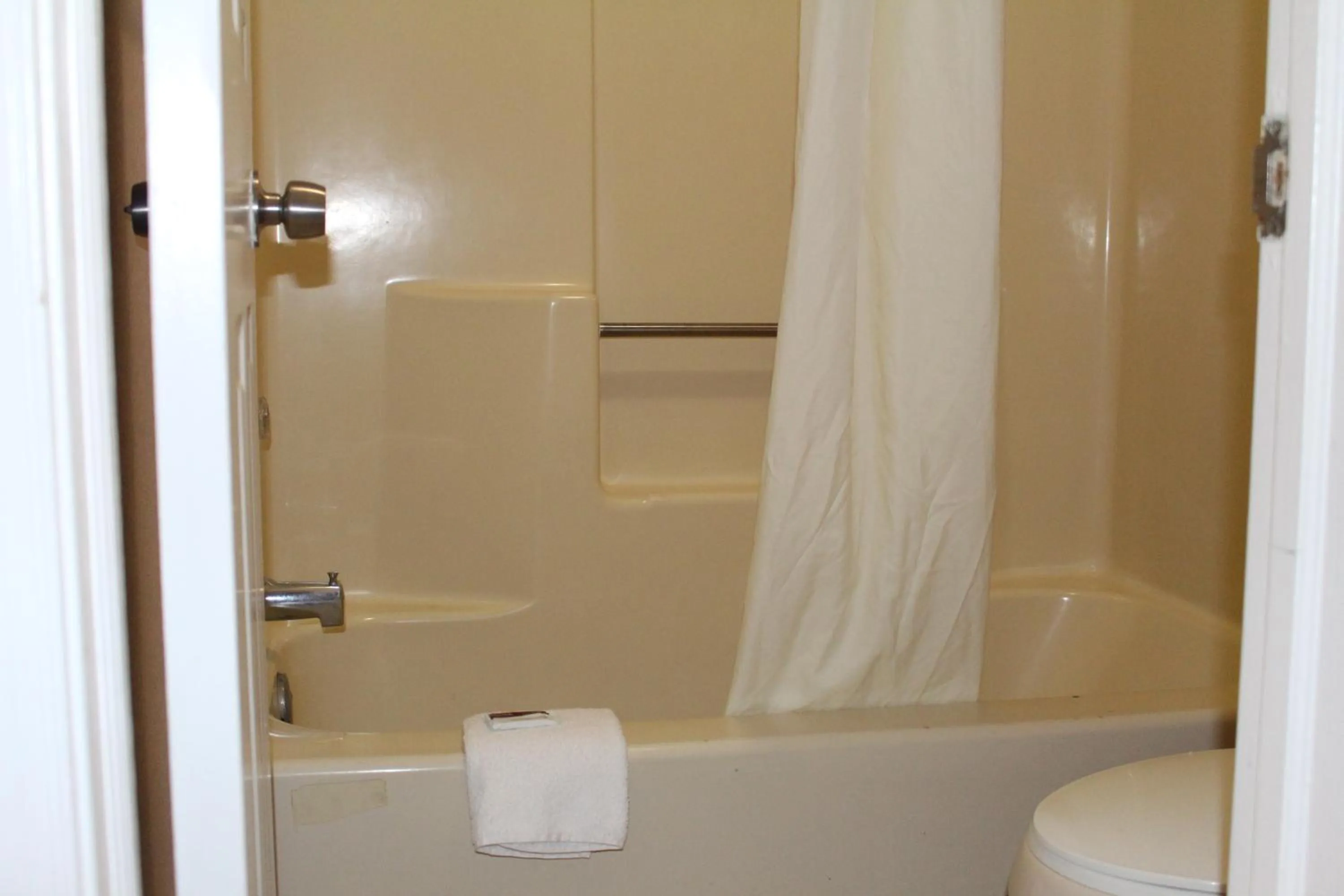 Bathroom in Highlander Motor Inn Atlantic City