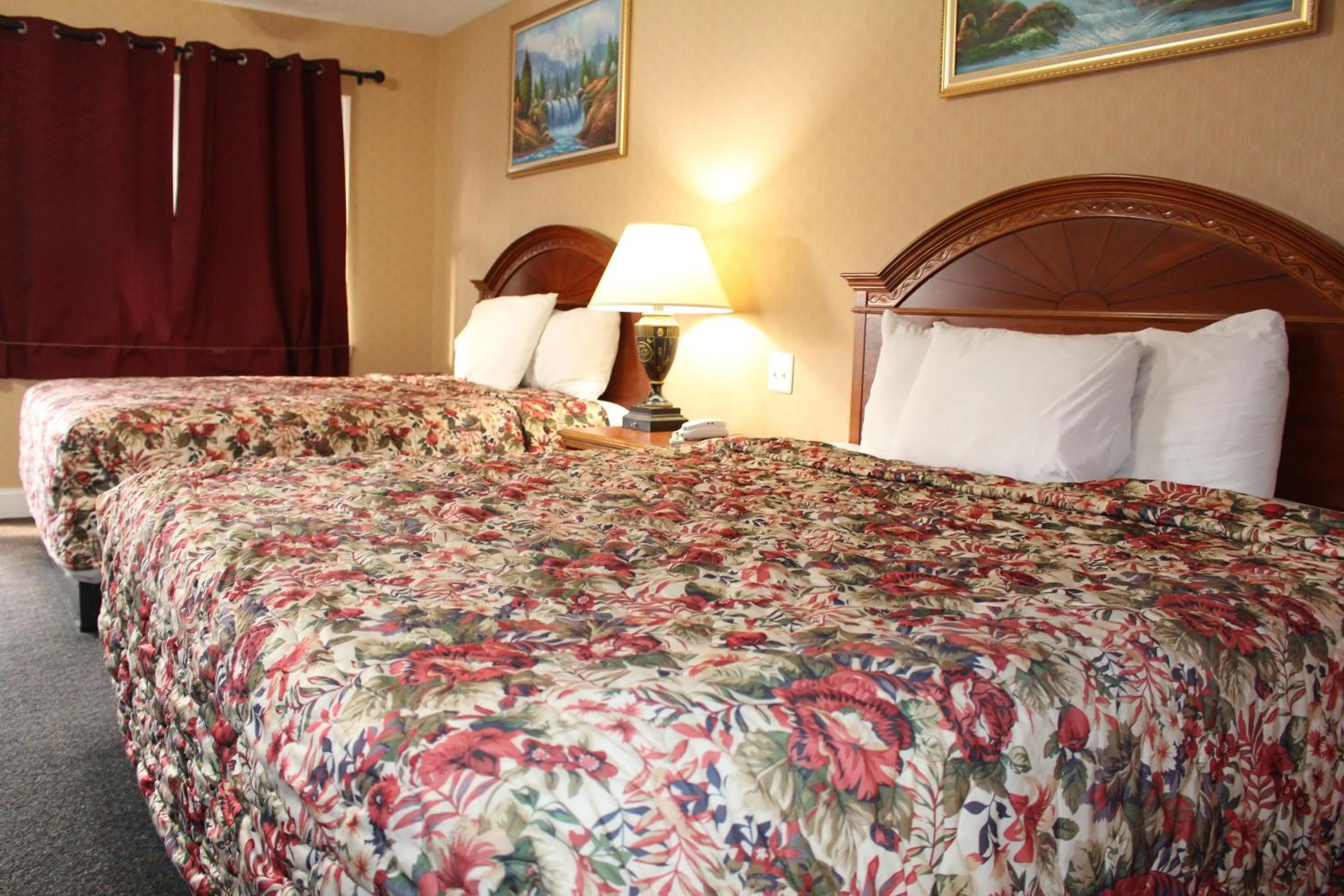 Photo of the whole room, Bed in Highlander Motor Inn Atlantic City