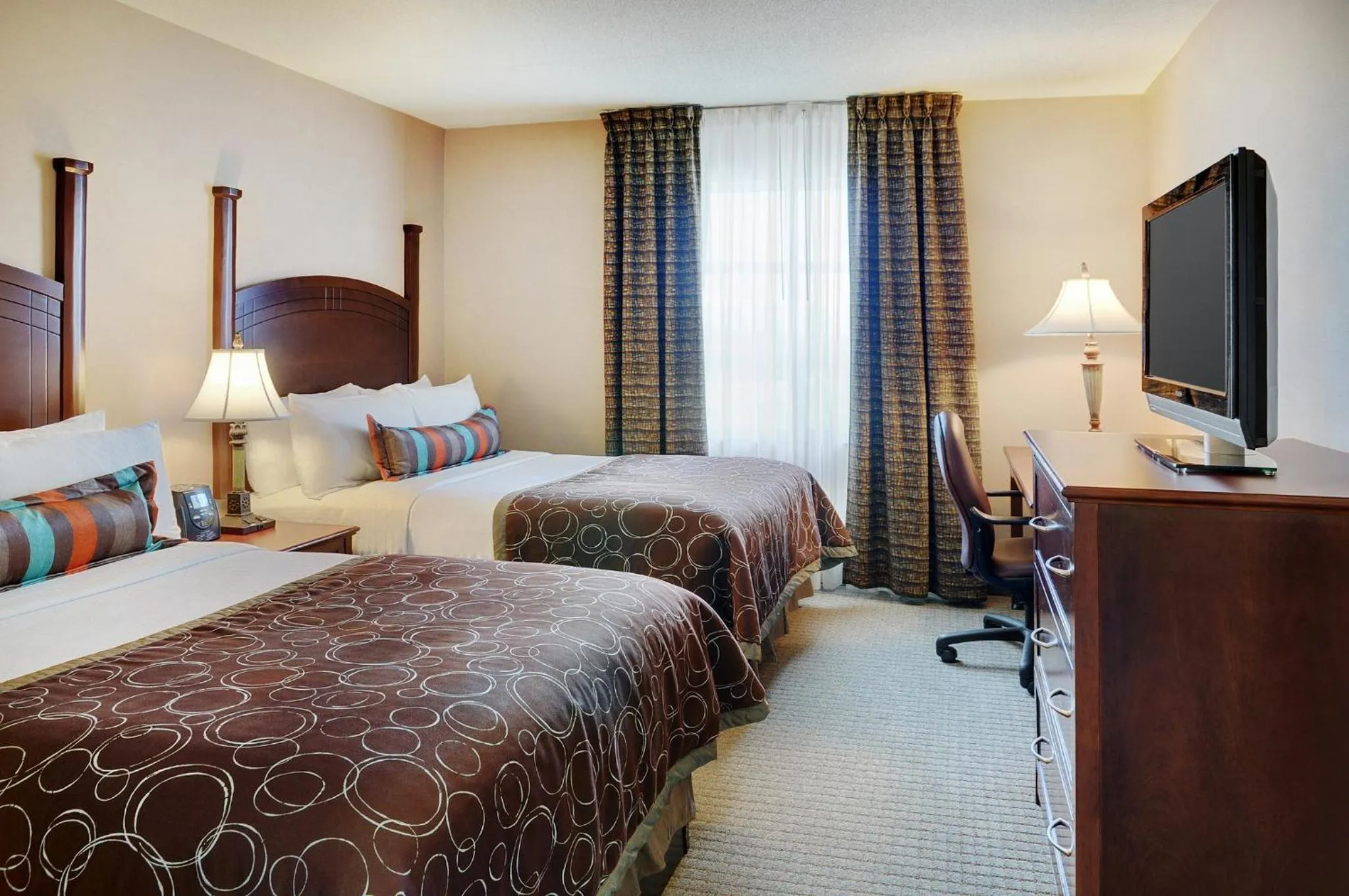 Photo of the whole room, Bed in Staybridge Suites Oakville Burlington by IHG