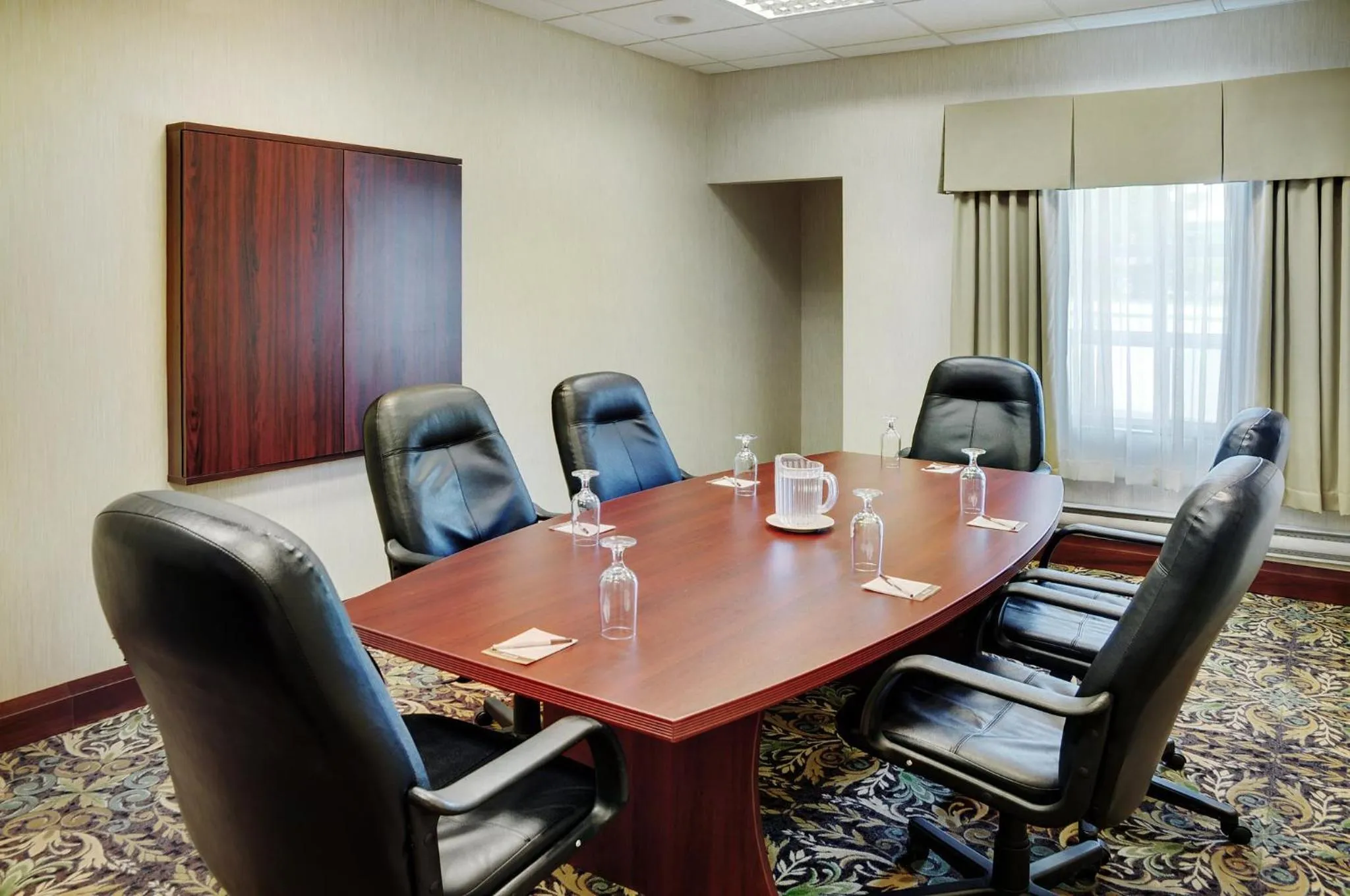 Meeting/conference room in Staybridge Suites Oakville Burlington by IHG