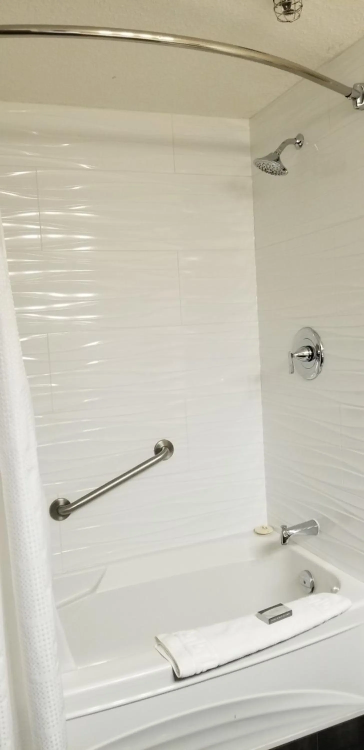 Shower in The Royal Anne Hotel