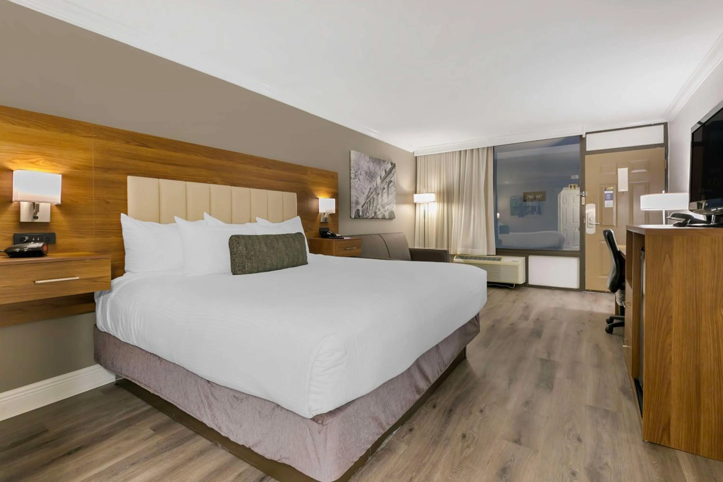 Bedroom, Bed in Best Western Plus Westbank