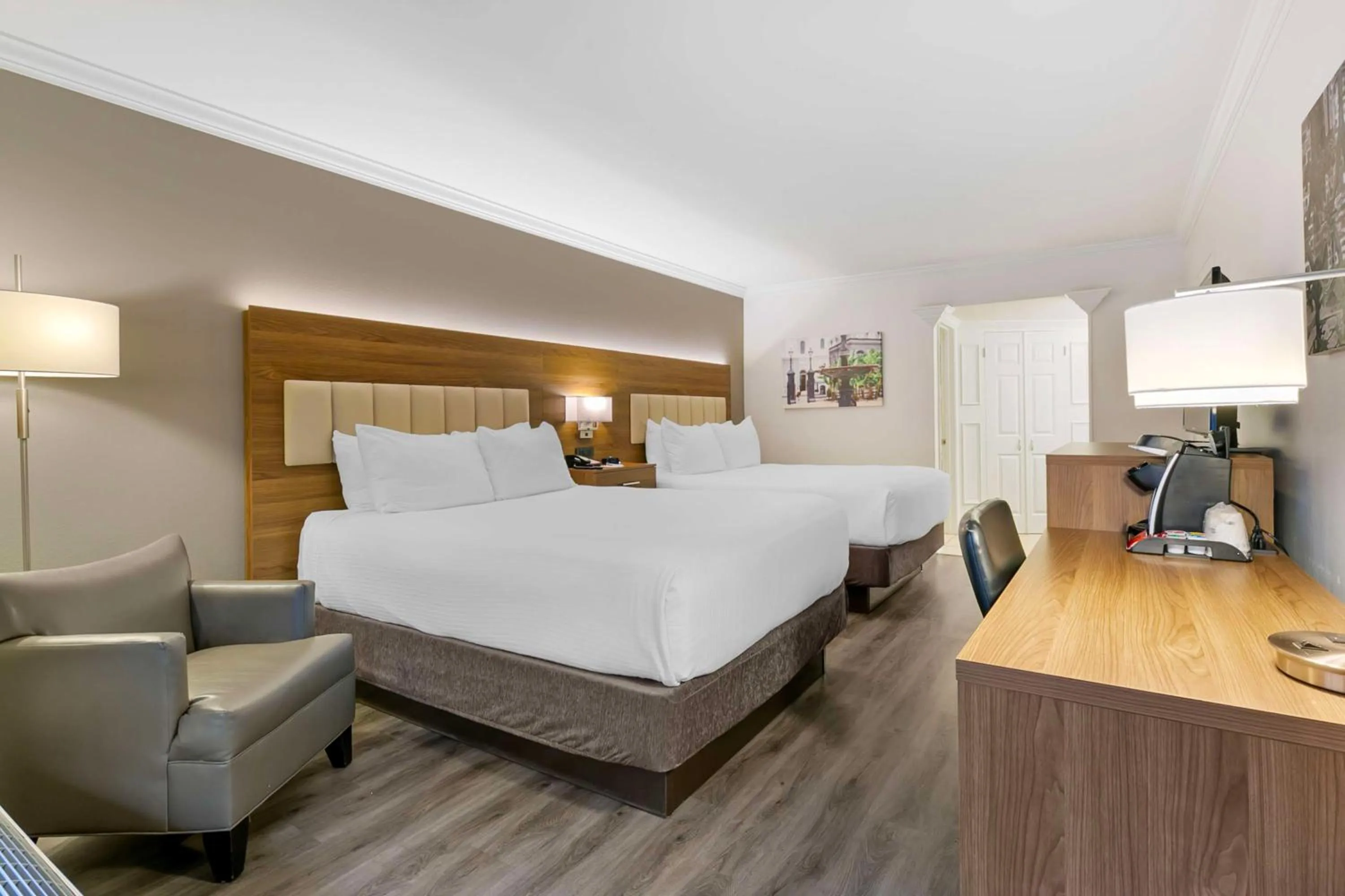 Bedroom, Bed in Best Western Plus Westbank