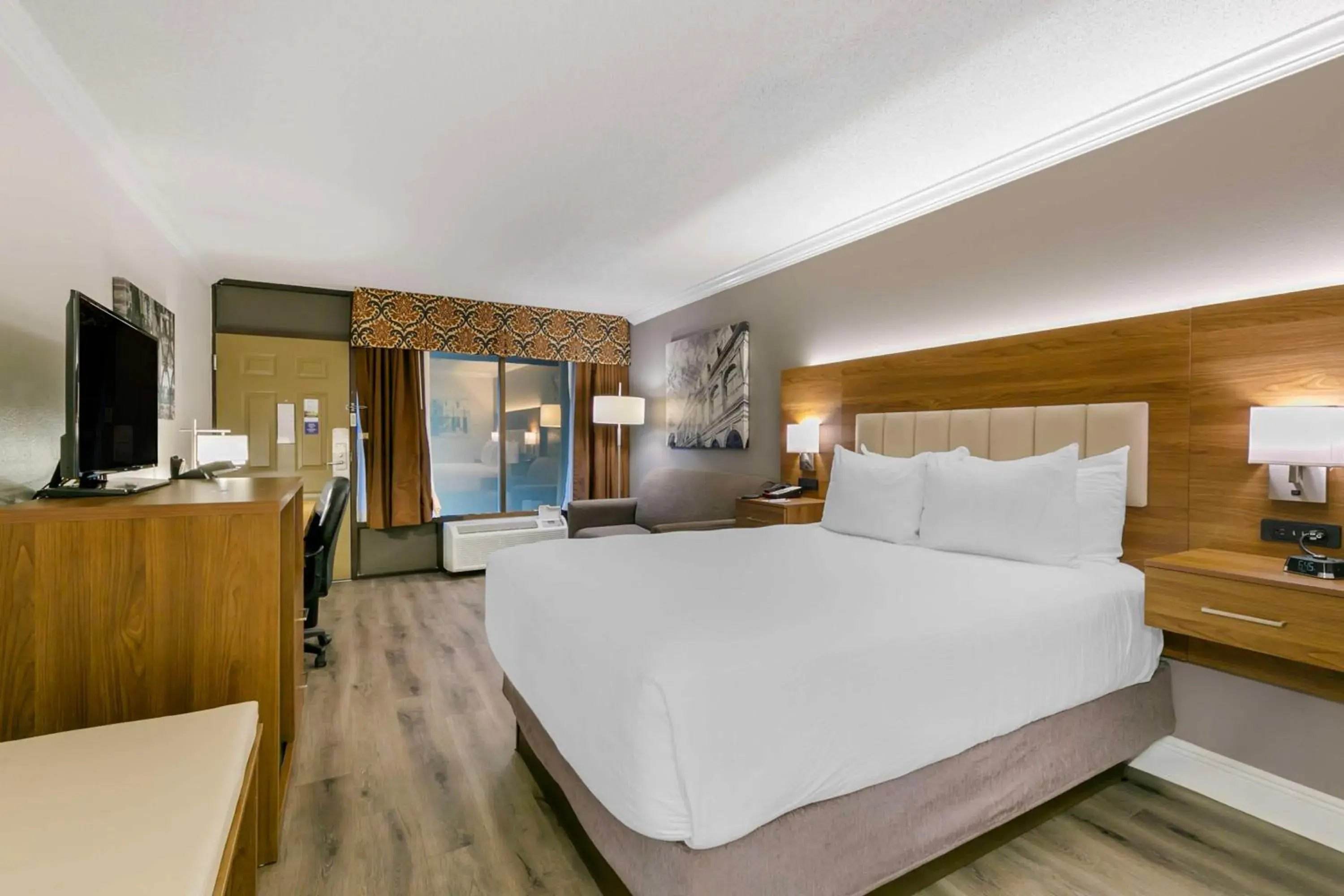 Double Room - Mobility Accessible Bathtub - Non-Smoking in Best Western Plus Westbank Double Room - Mobility Accessible Bathtub - Non-Smoking in Best Western Plus Westbank