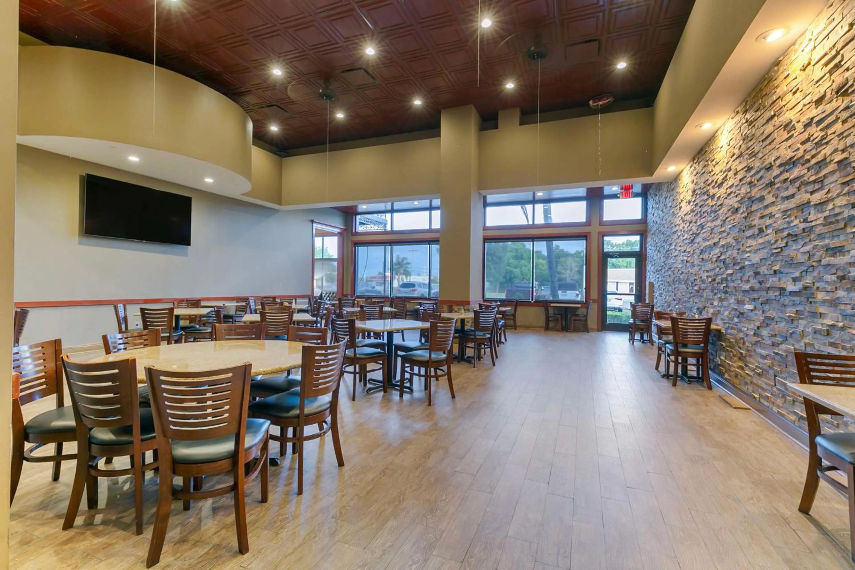 Restaurant/places to eat in Best Western Plus Westbank