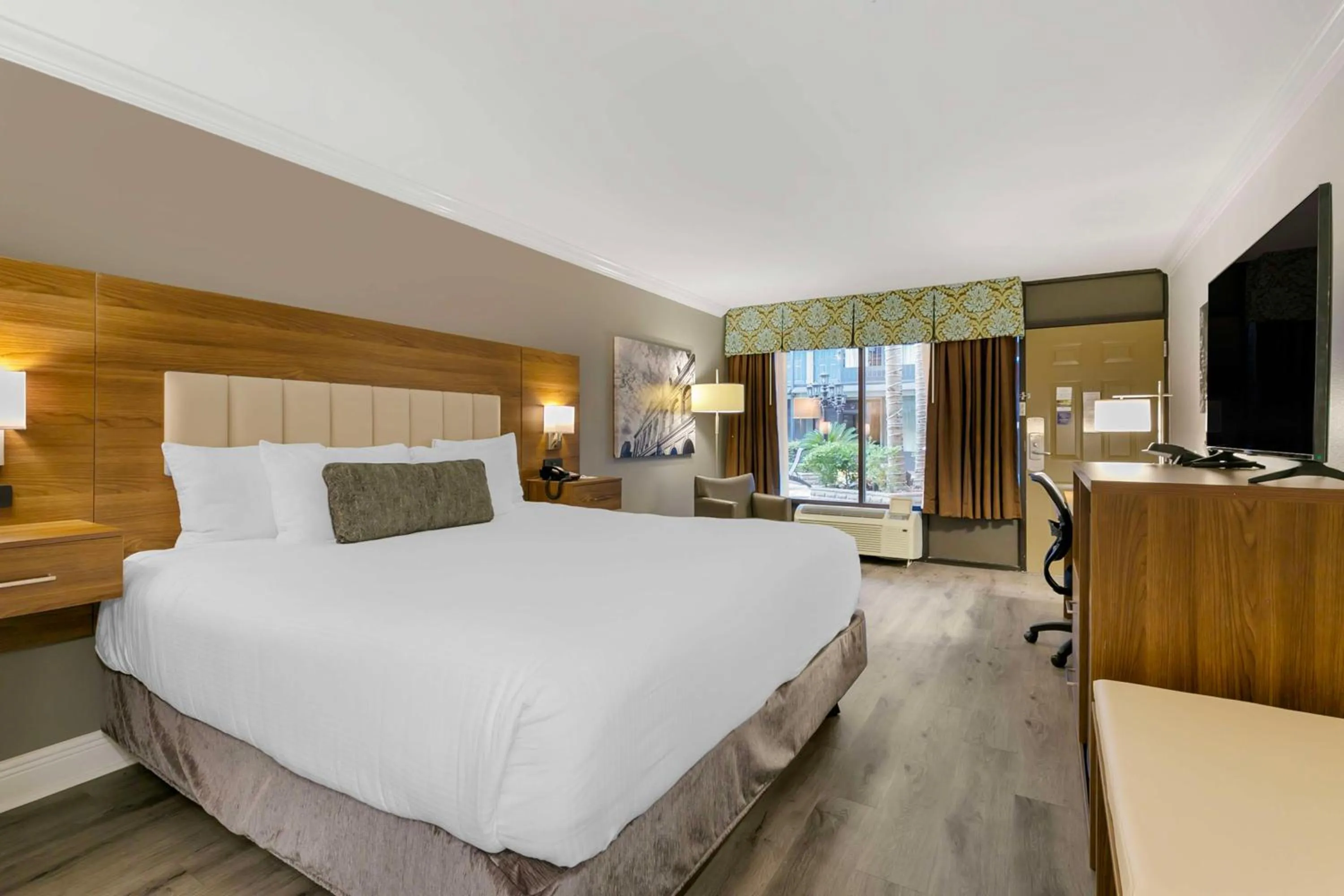 Bedroom, Bed in Best Western Plus Westbank