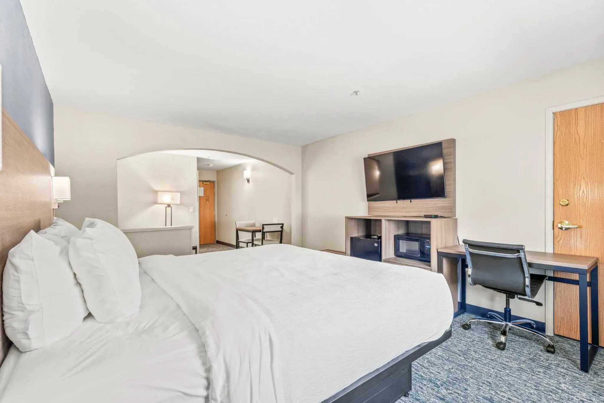 Bed in Quality Inn & Suites On The River