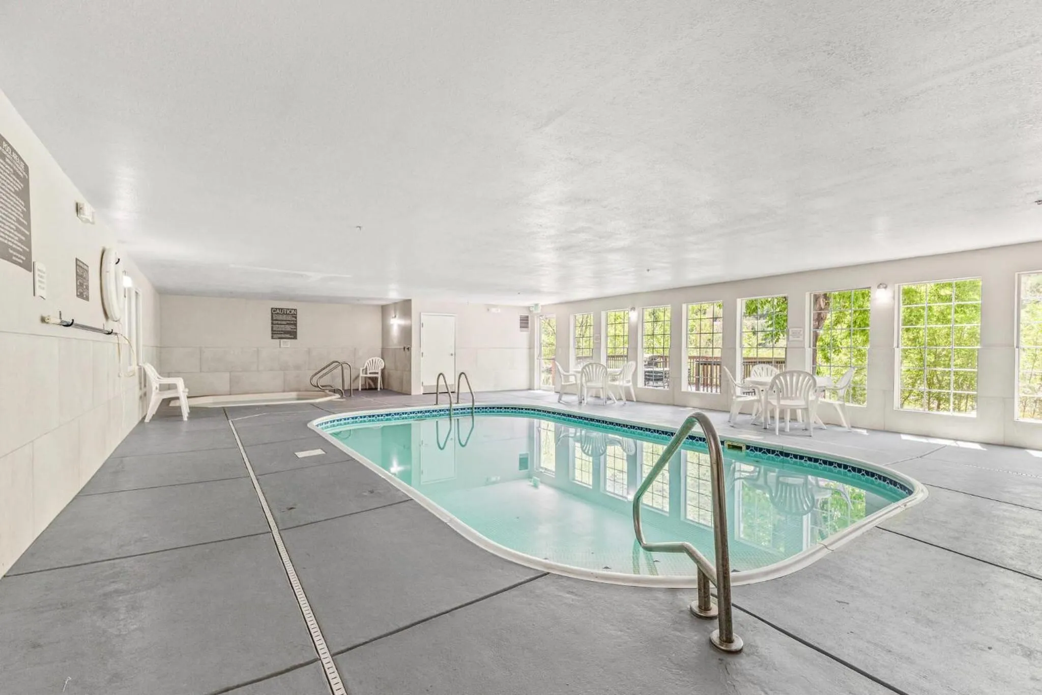 Swimming pool in Quality Inn & Suites On The River