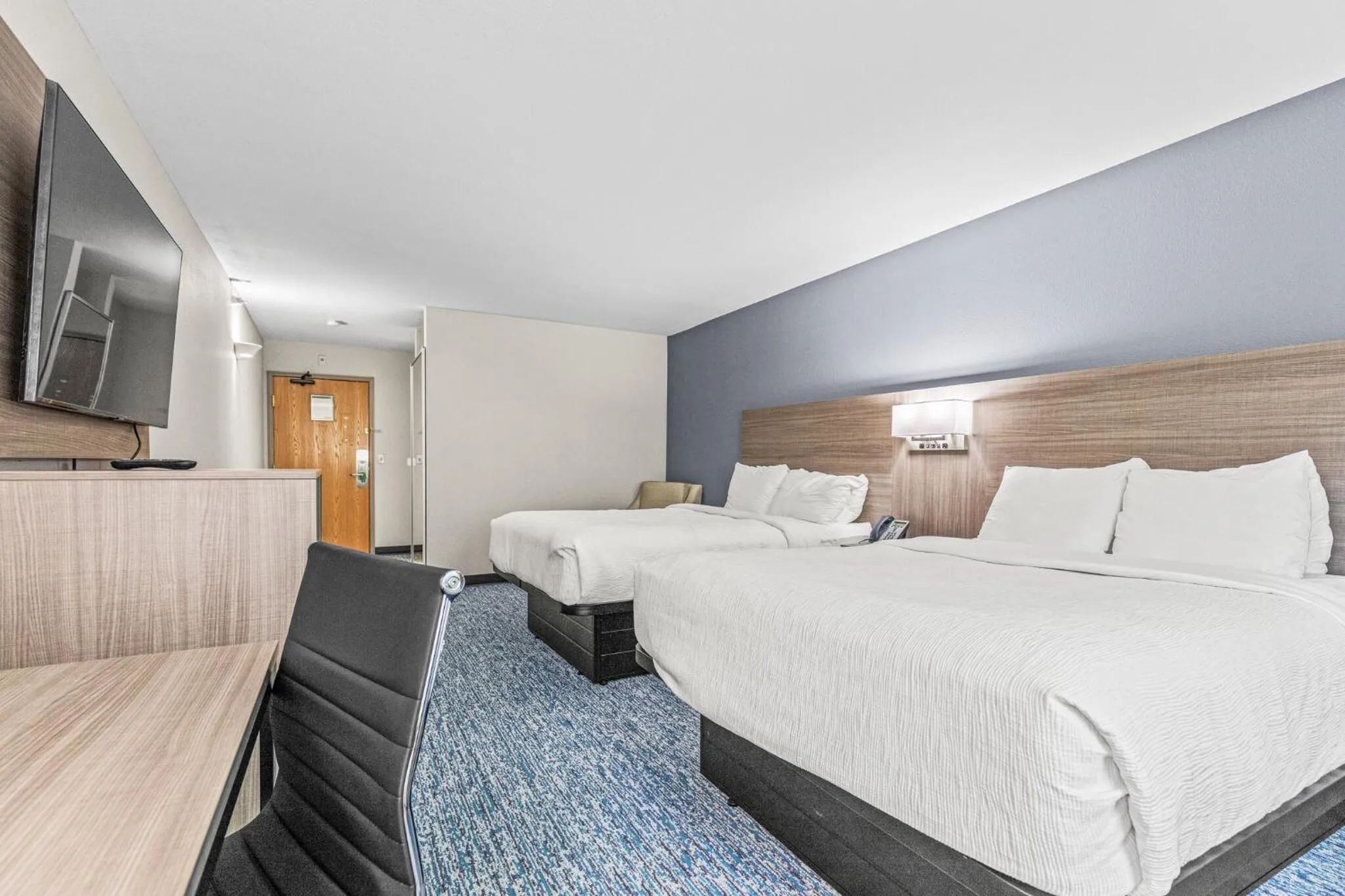 Bed in Quality Inn & Suites On The River