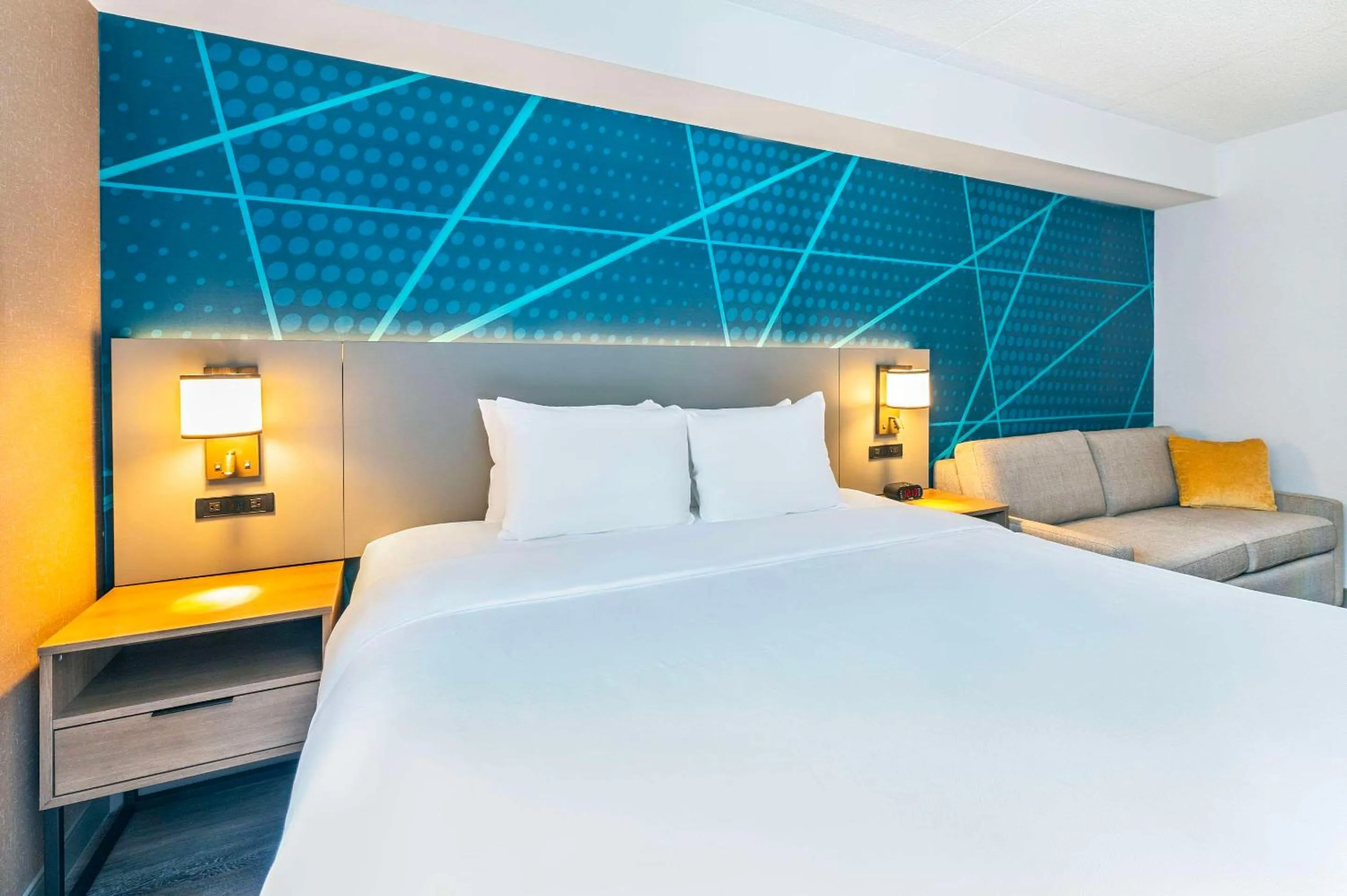 Bedroom, Bed in Quality Suites London