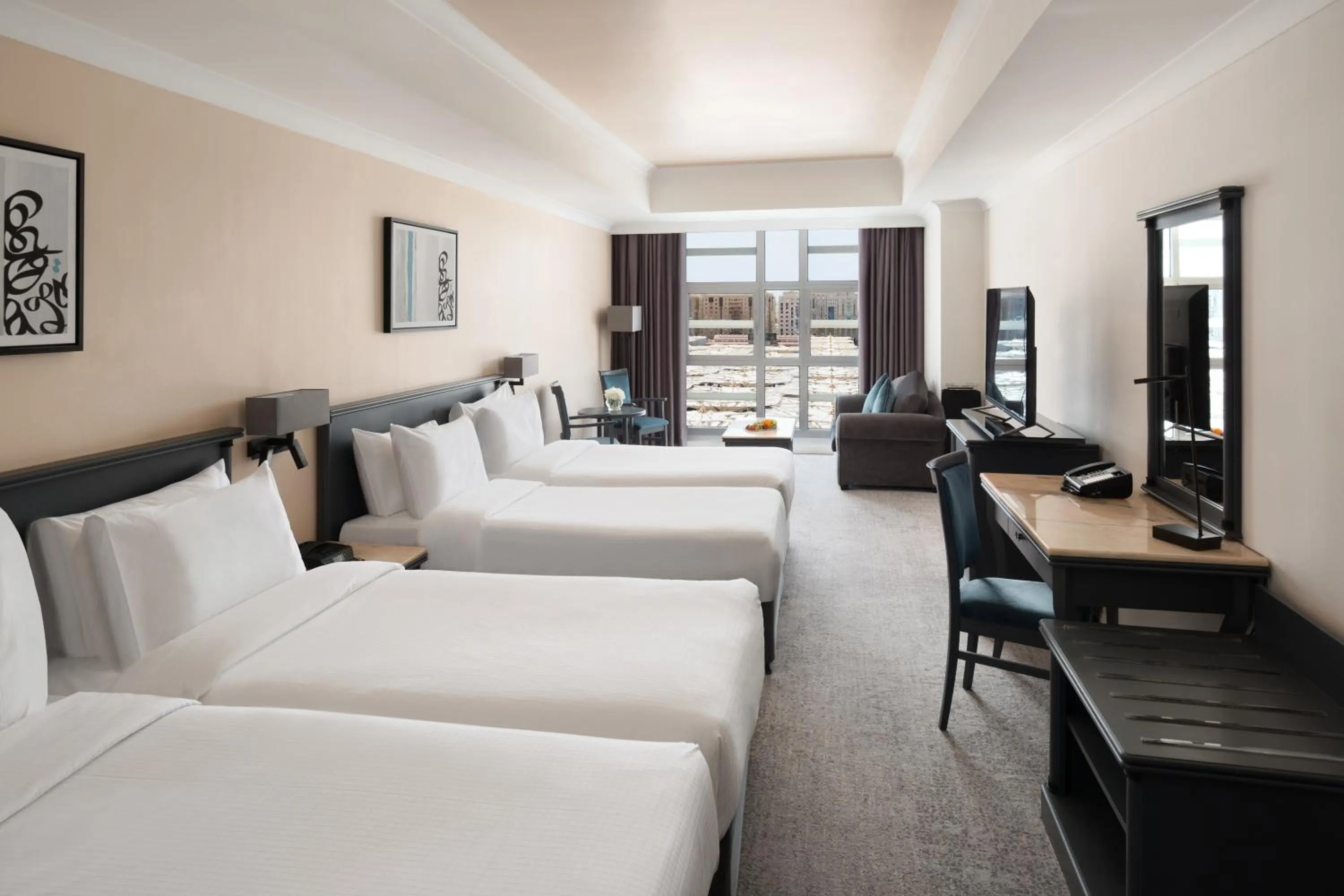 Photo of the whole room, Bed in Anwar Al Madinah Mövenpick