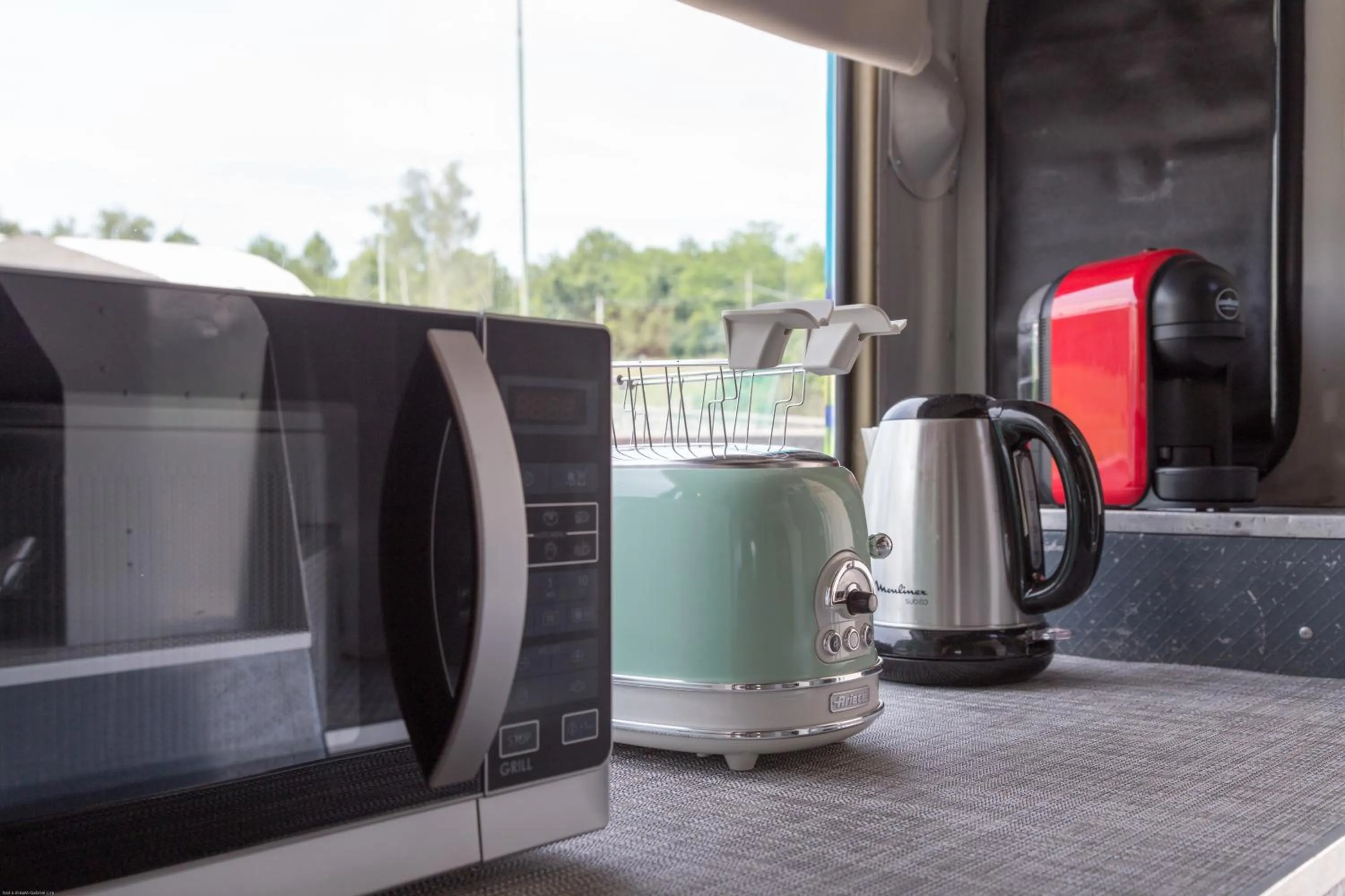 Coffee/tea facilities in Bed In Bus