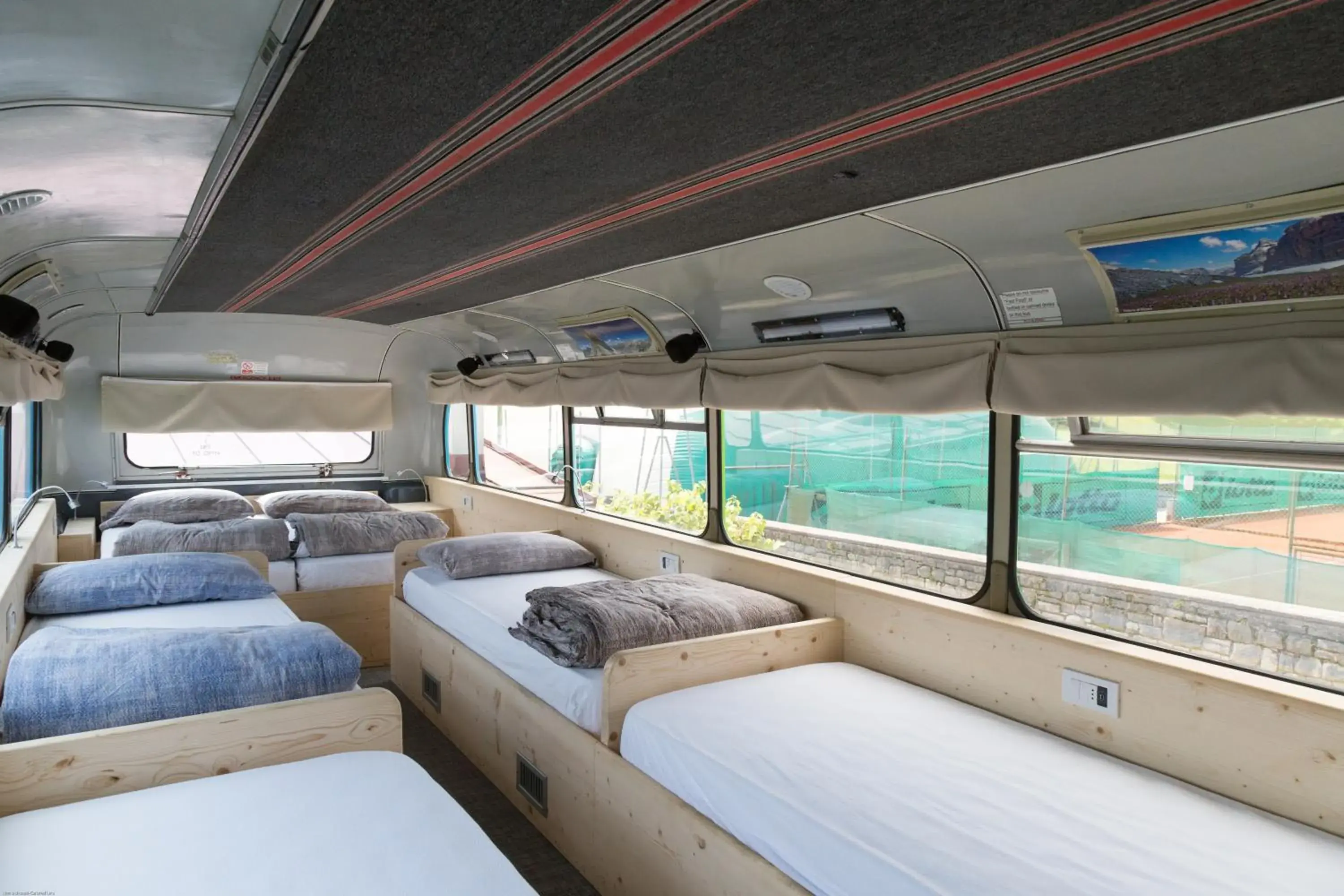 Room for 6 Adults - Split Level in Bed In Bus Room for 6 Adults - Split Level in Bed In Bus