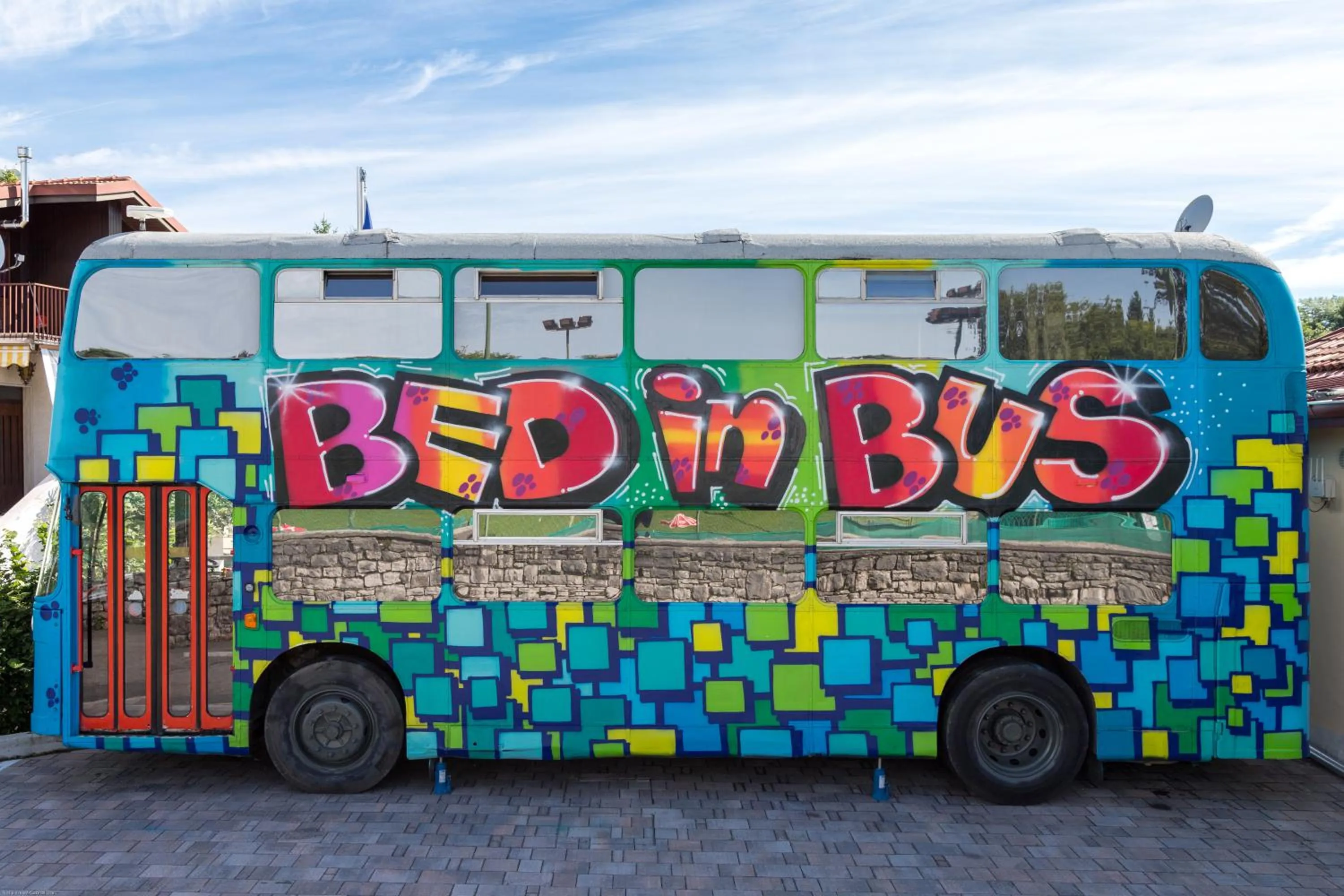 Property building in Bed In Bus