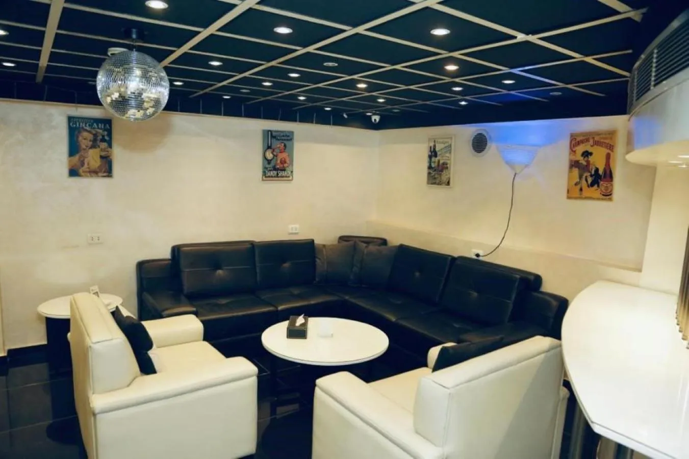 Lounge or bar in Beverly Hotel Beirut