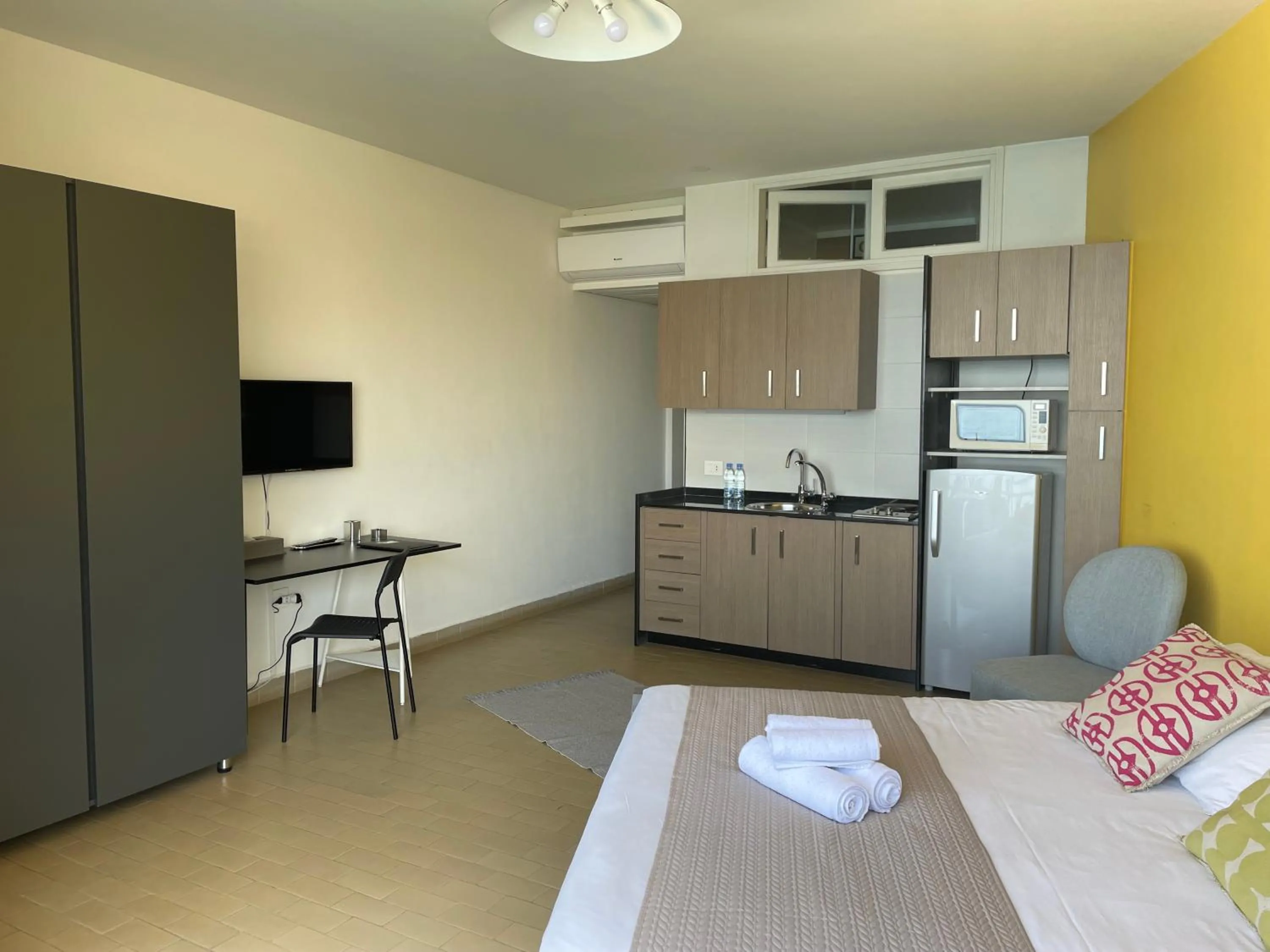 Kitchen or kitchenette, Bed in St Paul Resort