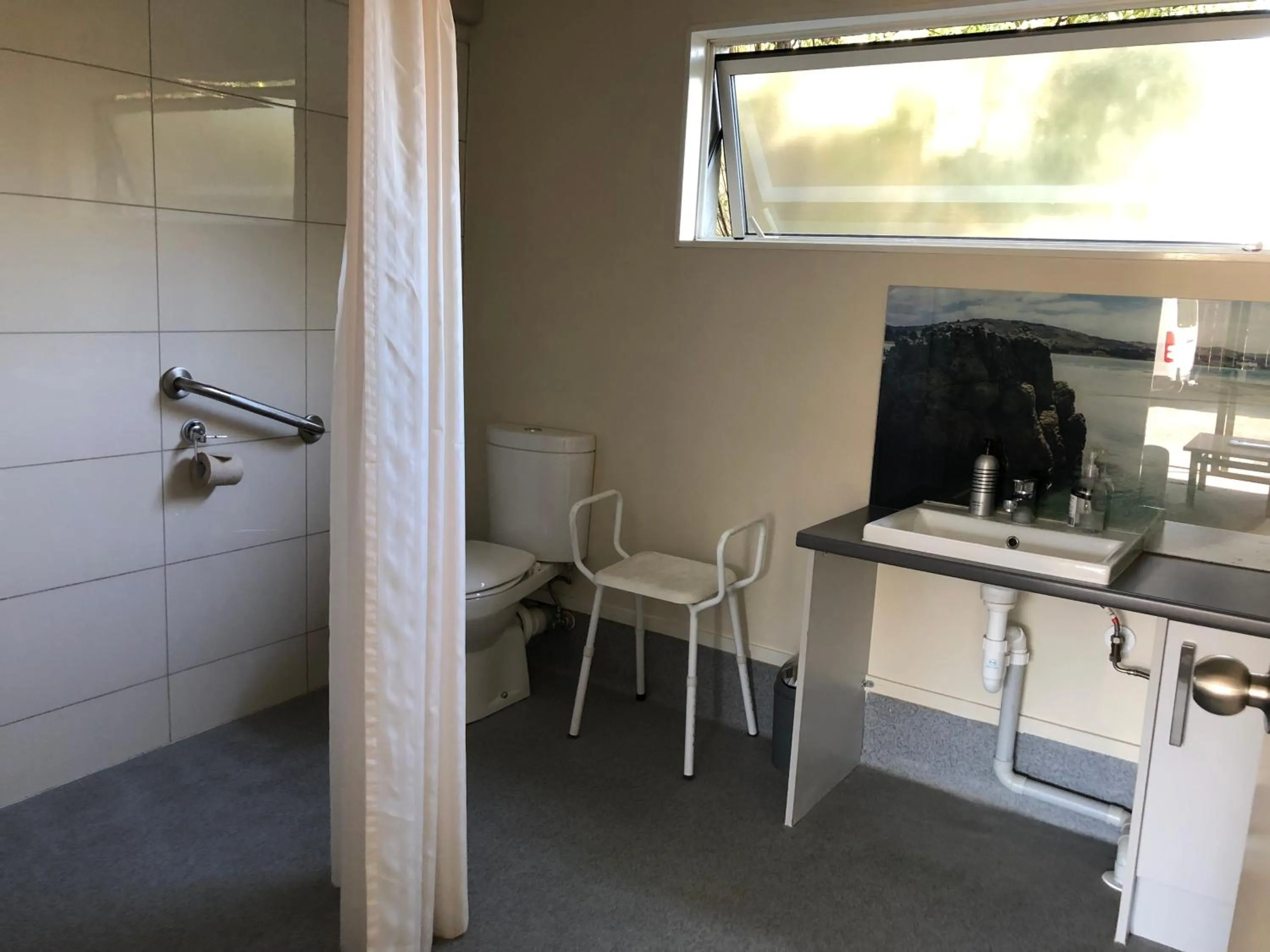 Bathroom in Commodore Motel