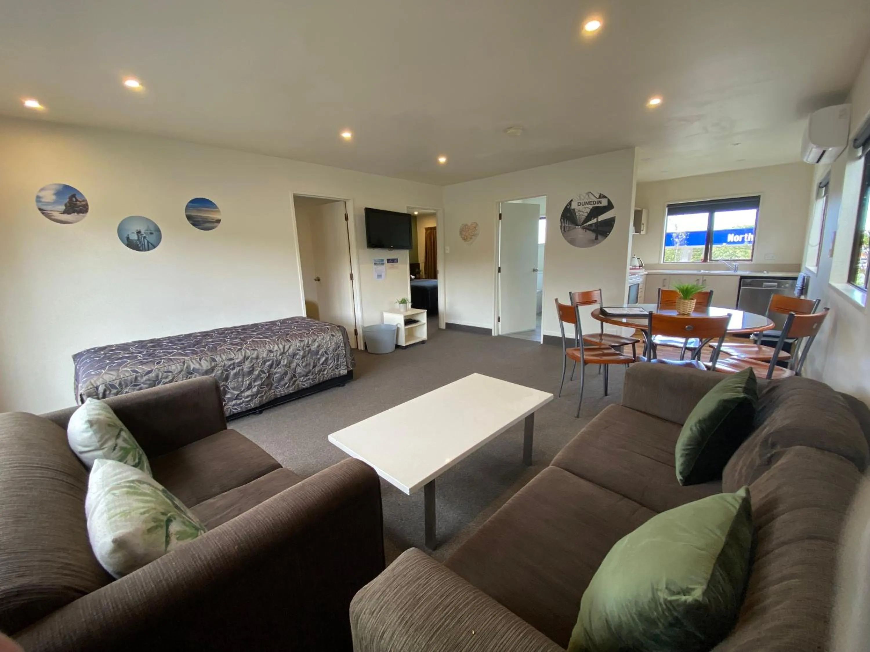 Living room in Commodore Motel