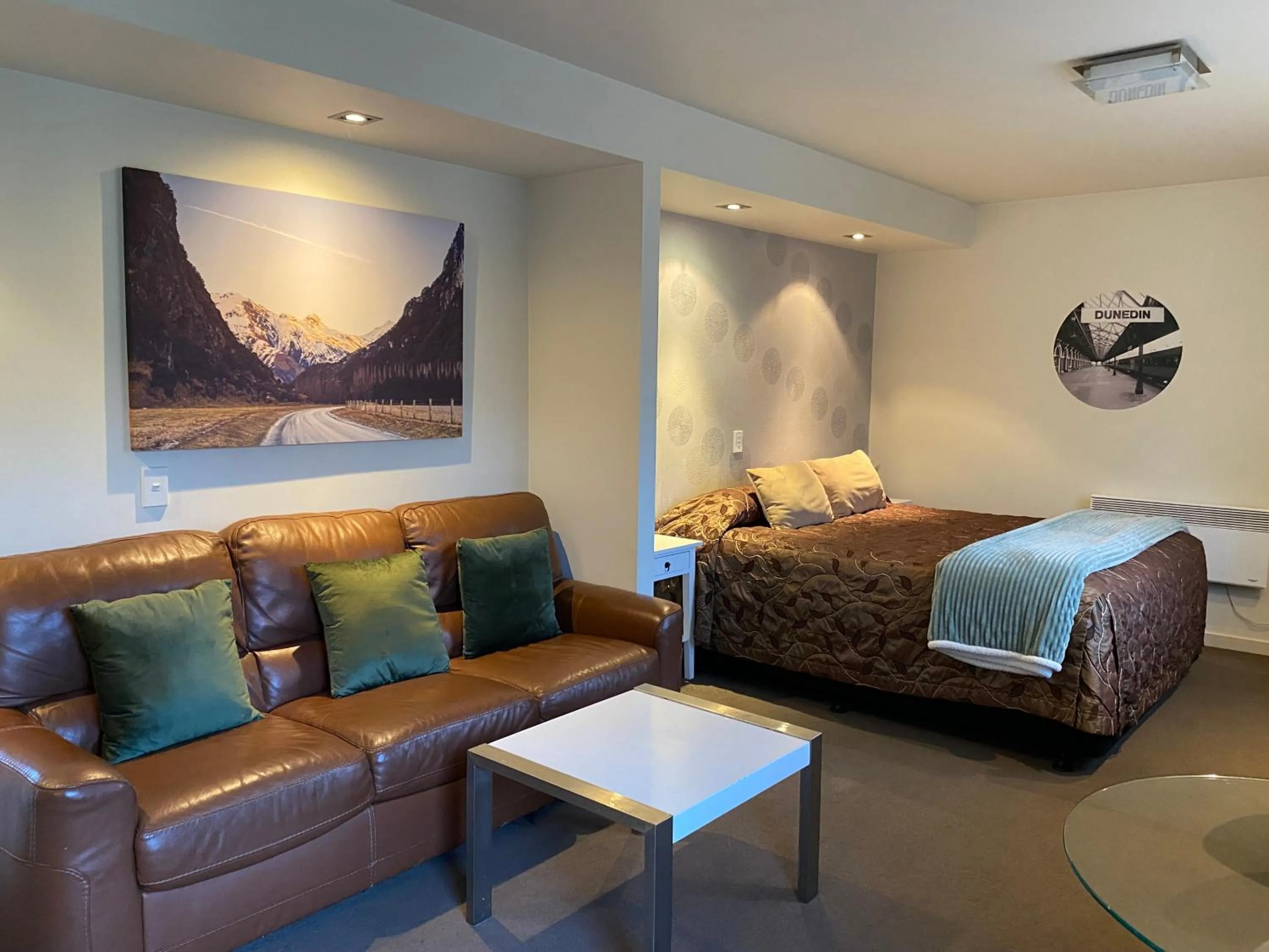 Living room in Commodore Motel