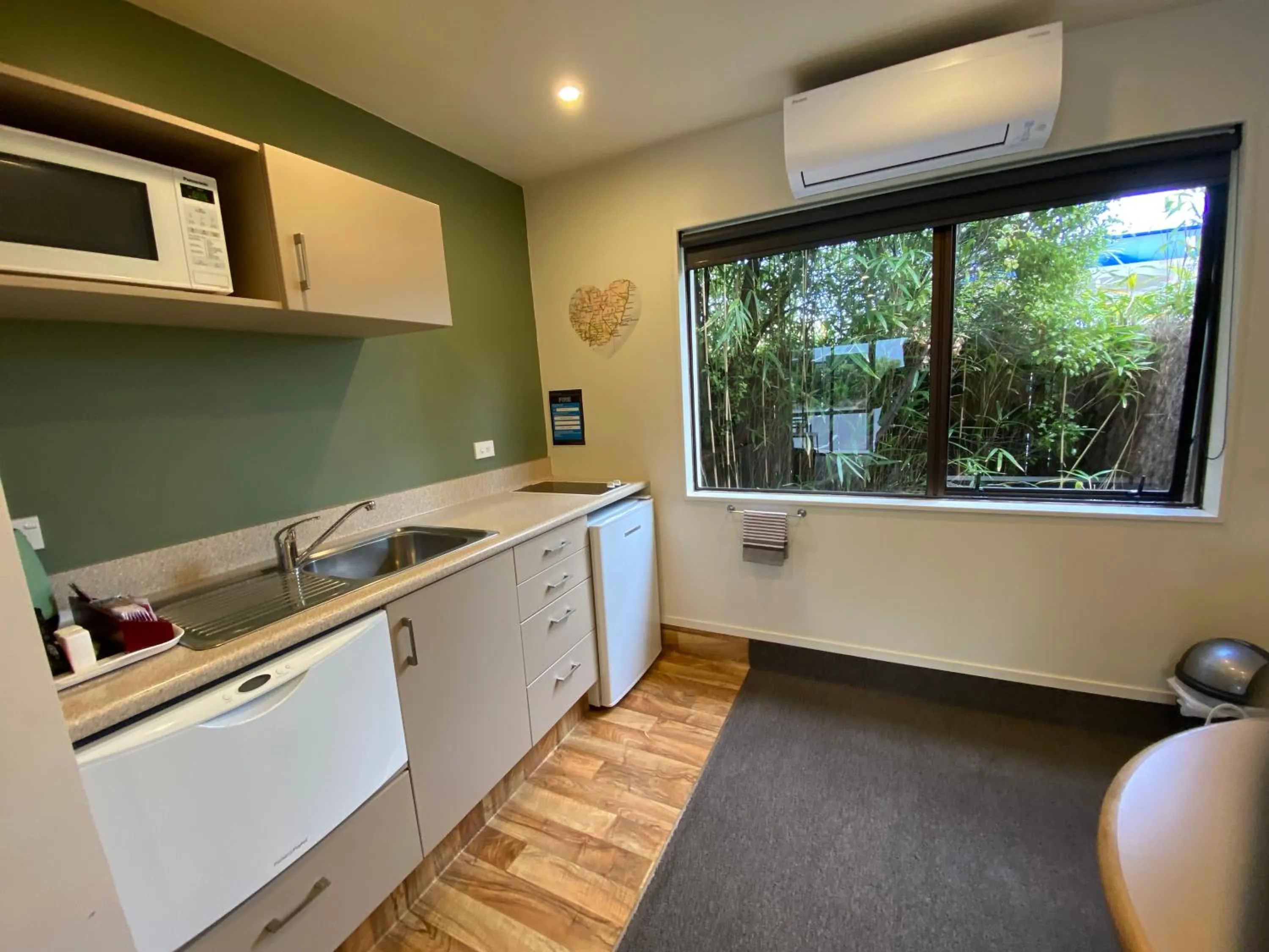 Kitchen or kitchenette in Commodore Motel