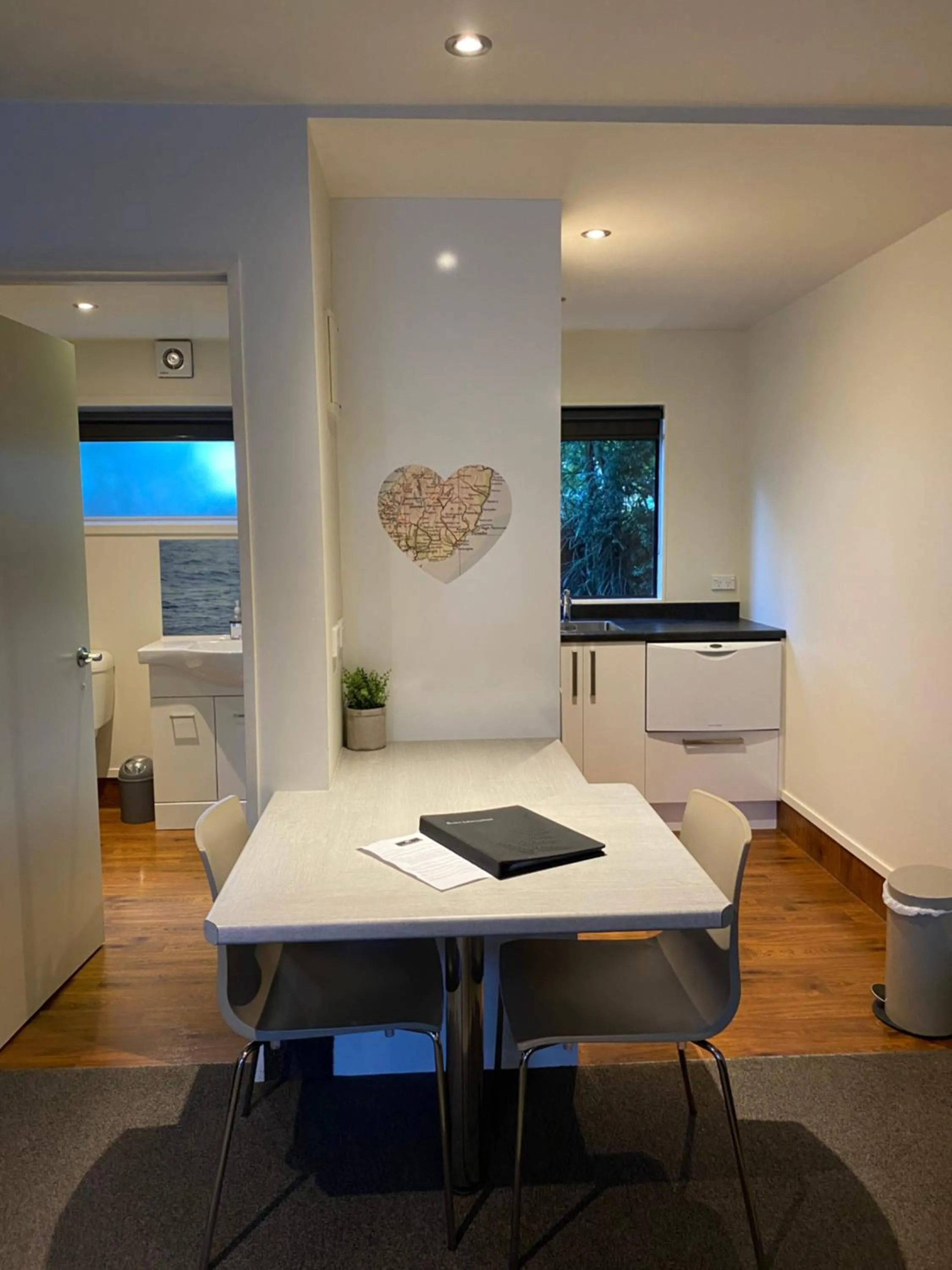 Kitchen or kitchenette in Commodore Motel