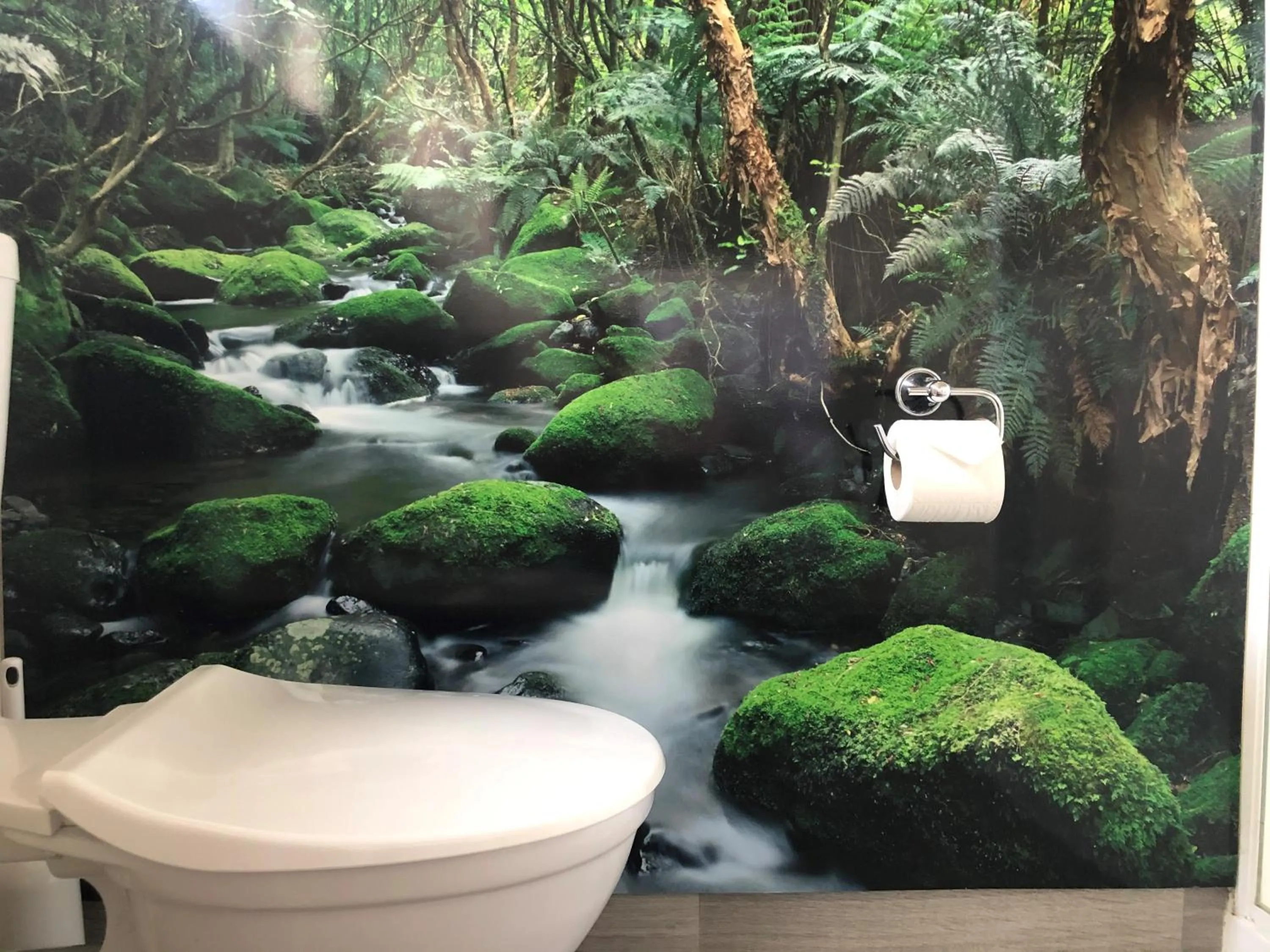 Bathroom in Commodore Motel