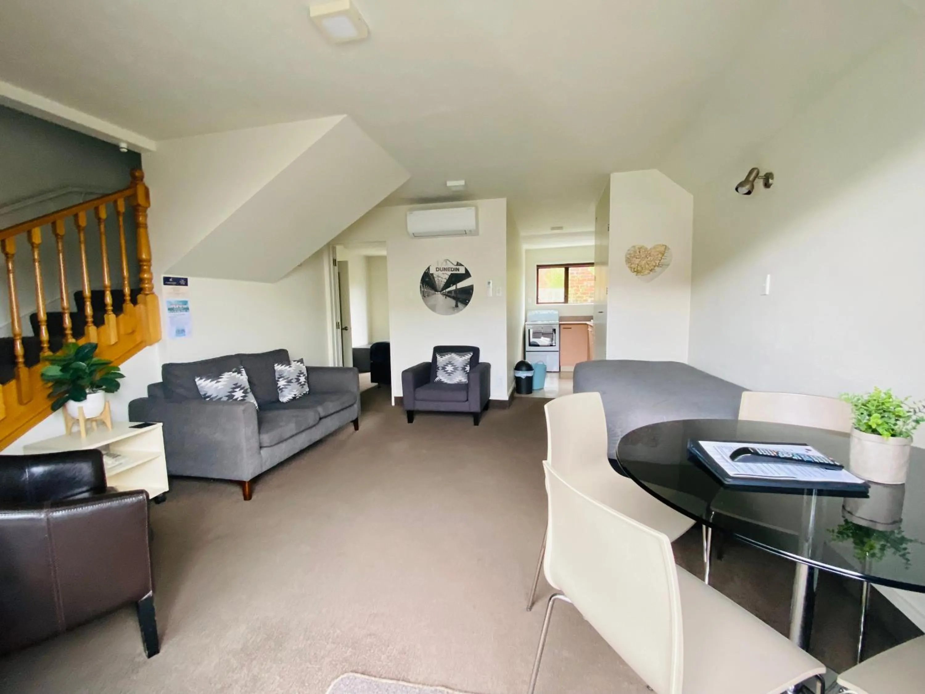 Dining area in Commodore Motel