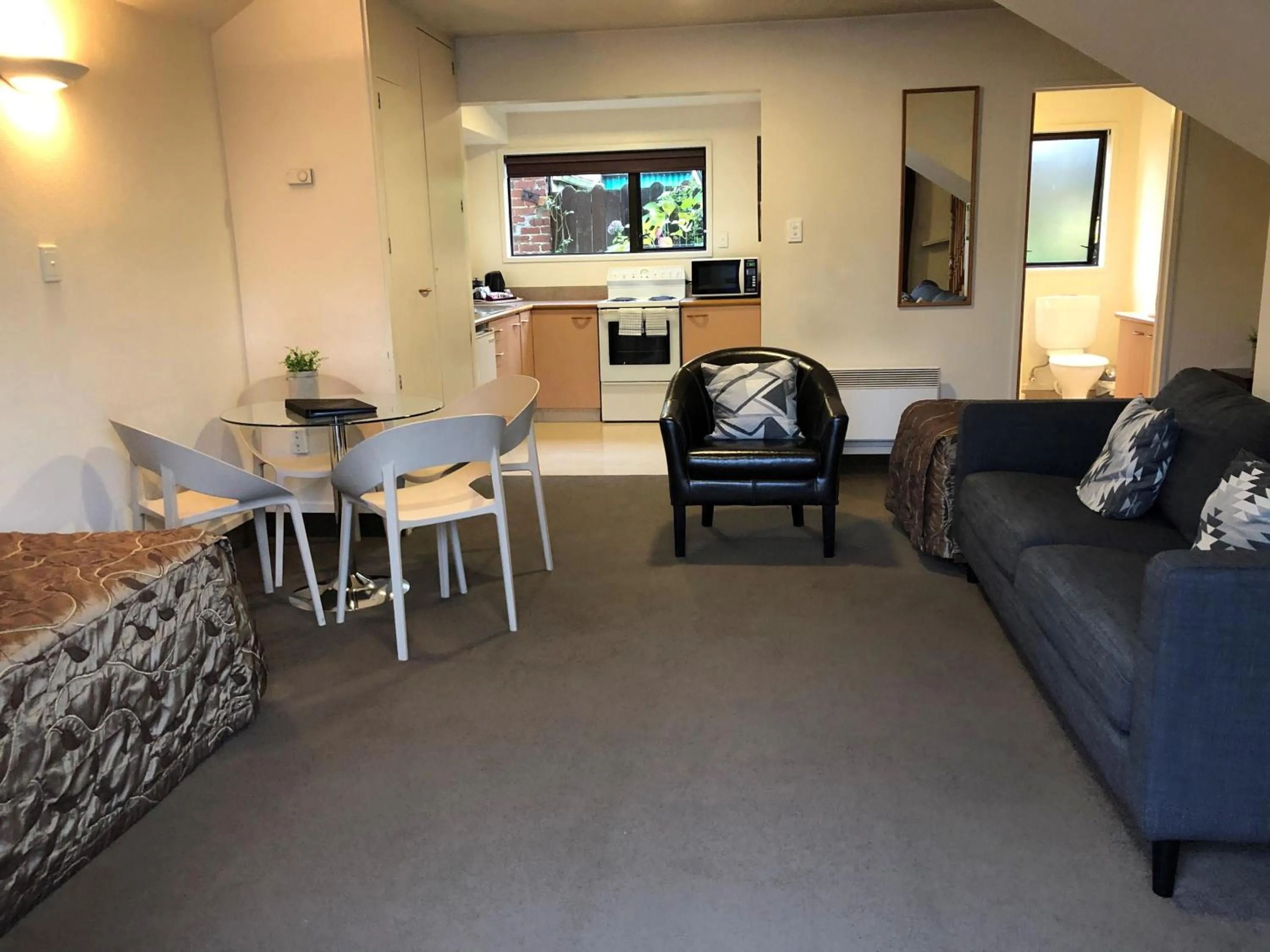 Photo of the whole room in Commodore Motel