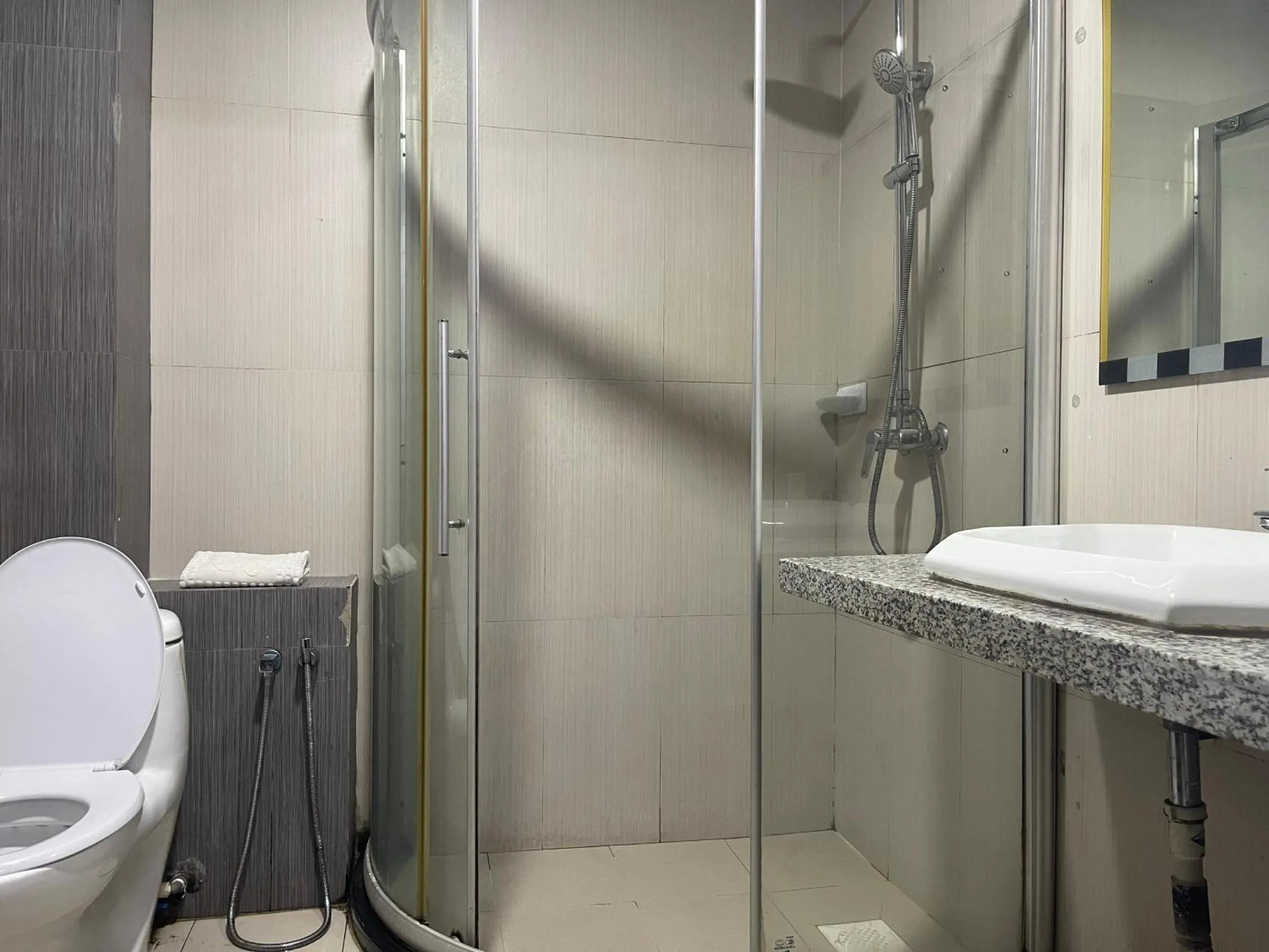 Shower in Penview Hotel