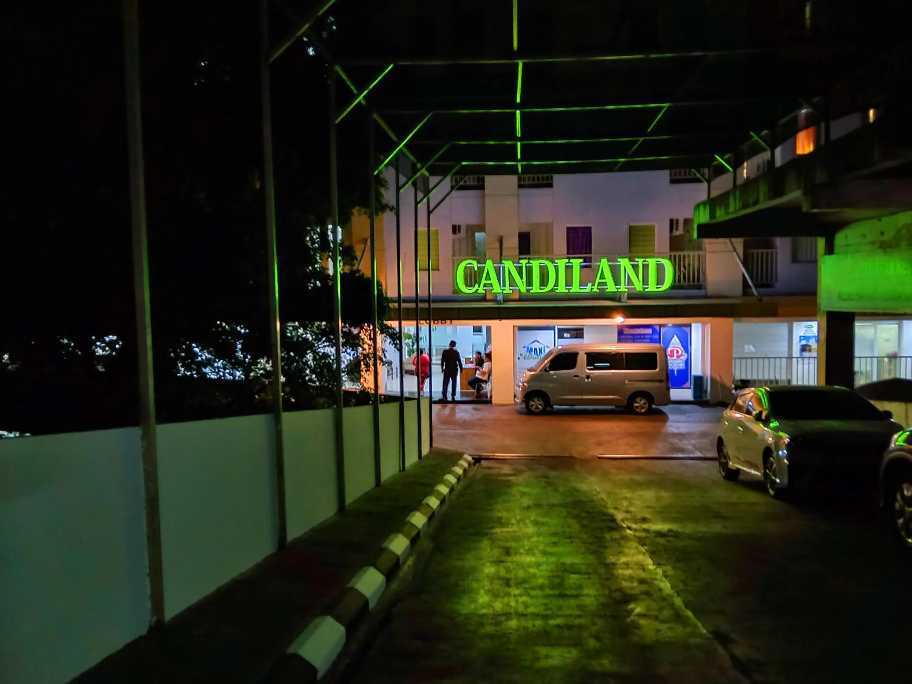 Facade/entrance in Candiland Apartment by Sinergi