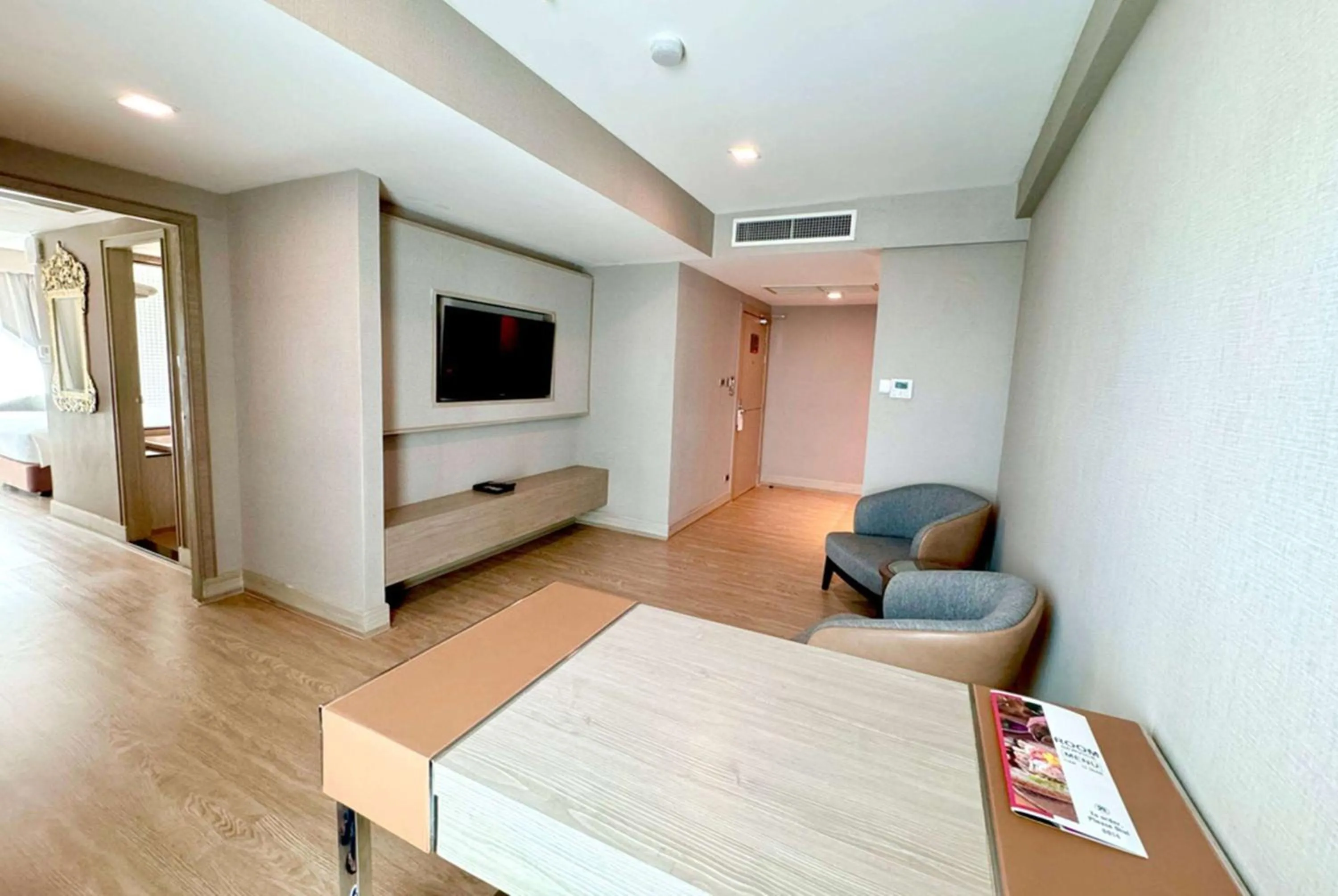 Photo of the whole room in Ramada Sukhumvit Soi Eleven