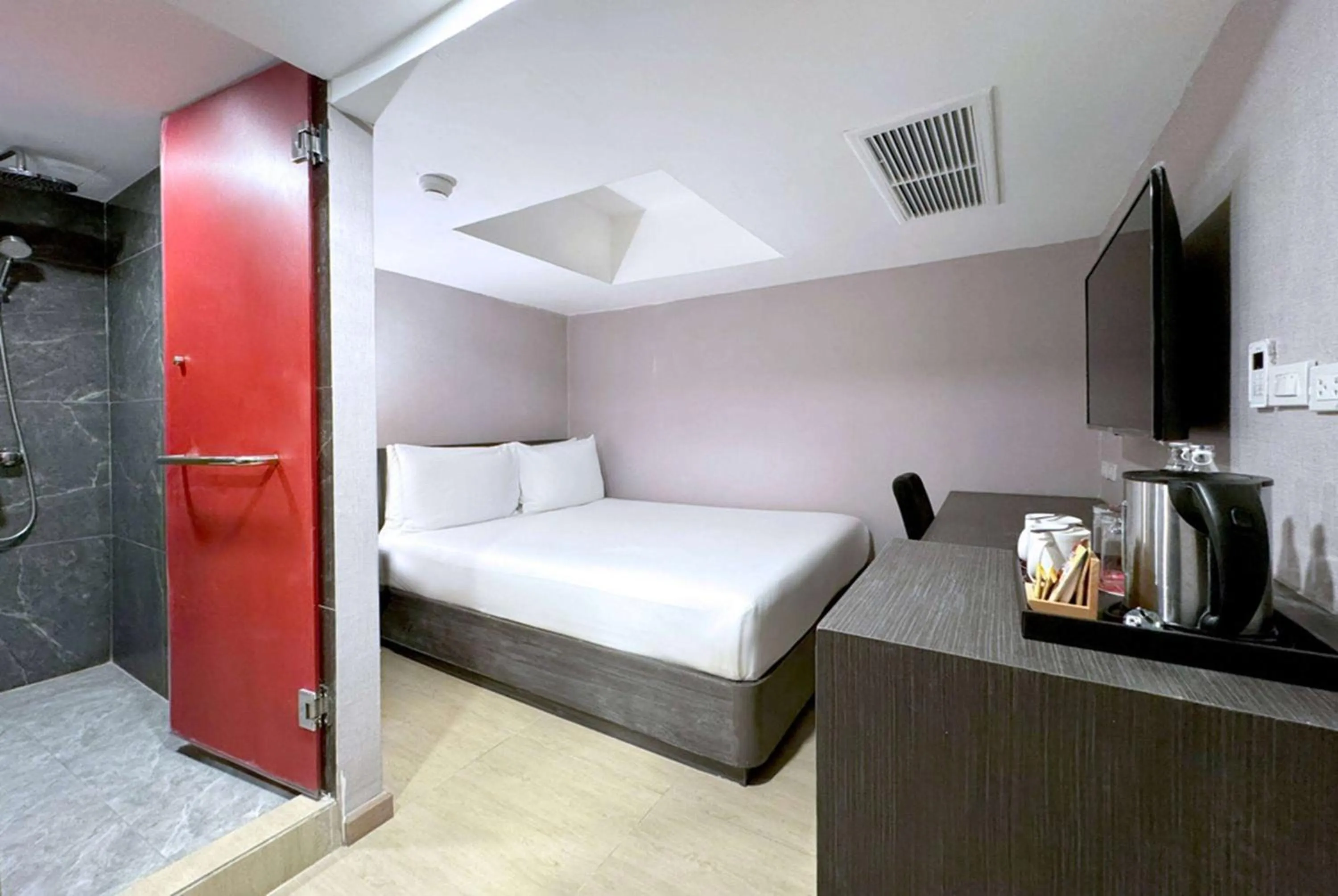 Photo of the whole room, Bed in Ramada Sukhumvit Soi Eleven